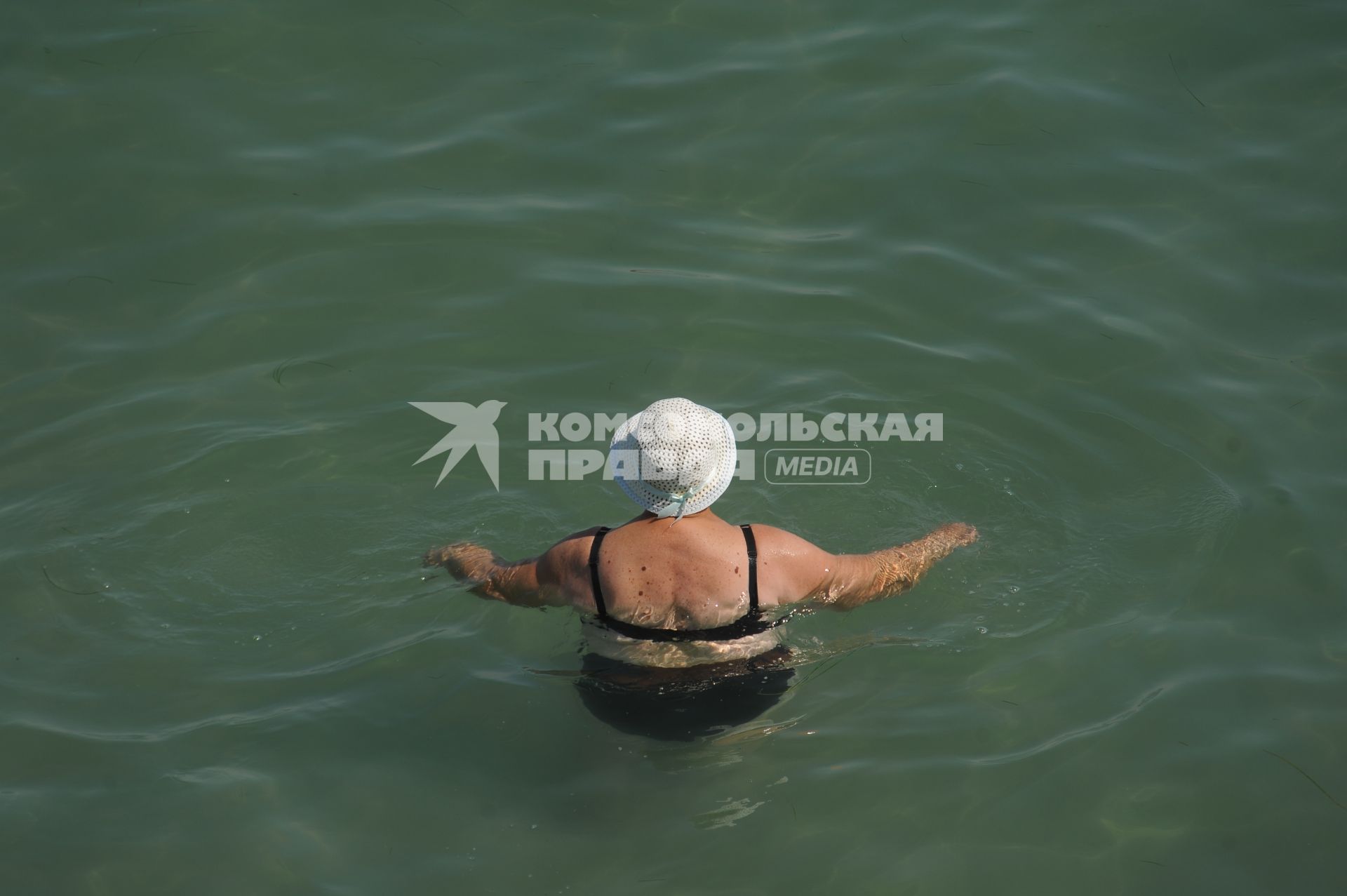 Крым. г. Евпатория.  Женщина плавает в море.