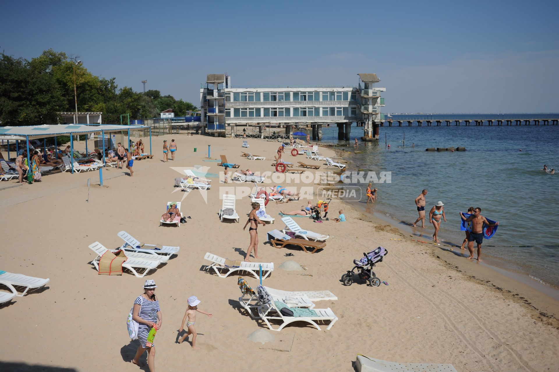 Крым. г. Евпатория.  Отдыхающие на пляже.