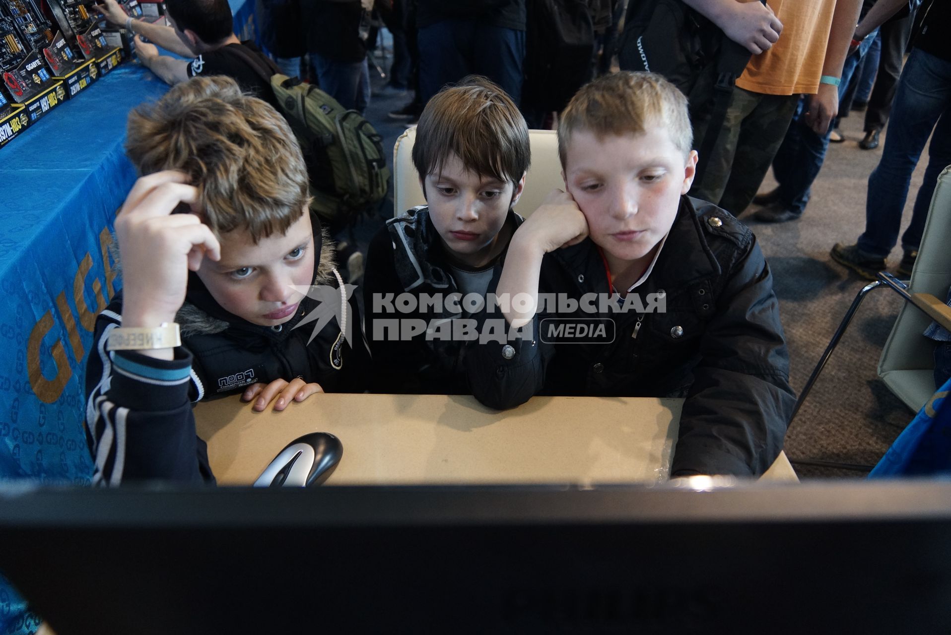 Екатеринбург. Участники виртуального шоу `Киберфест-2015` во время соревнований по компьютерным сетевым играм.
