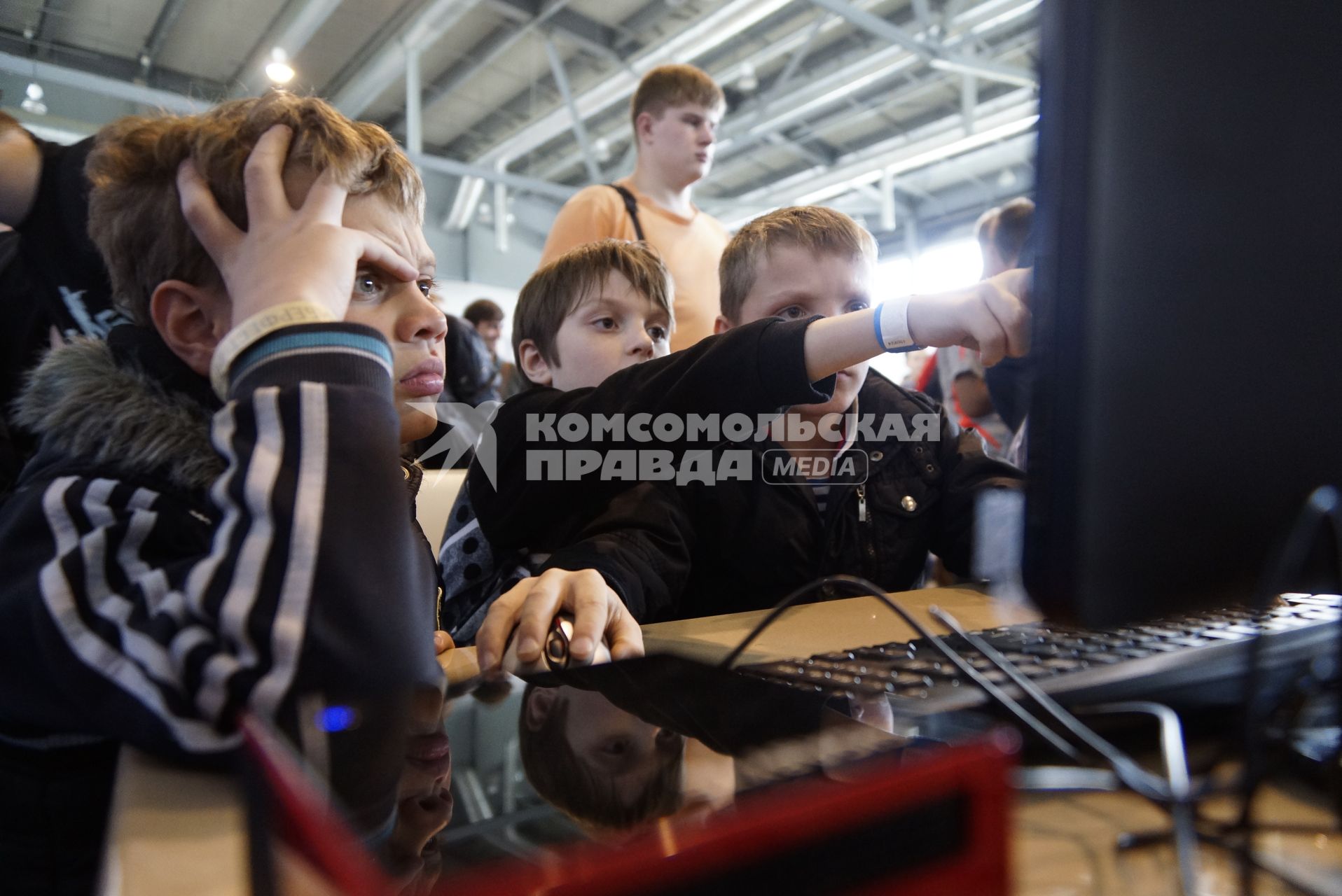 Екатеринбург. Участники виртуального шоу `Киберфест-2015` во время соревнований по компьютерным сетевым играм.