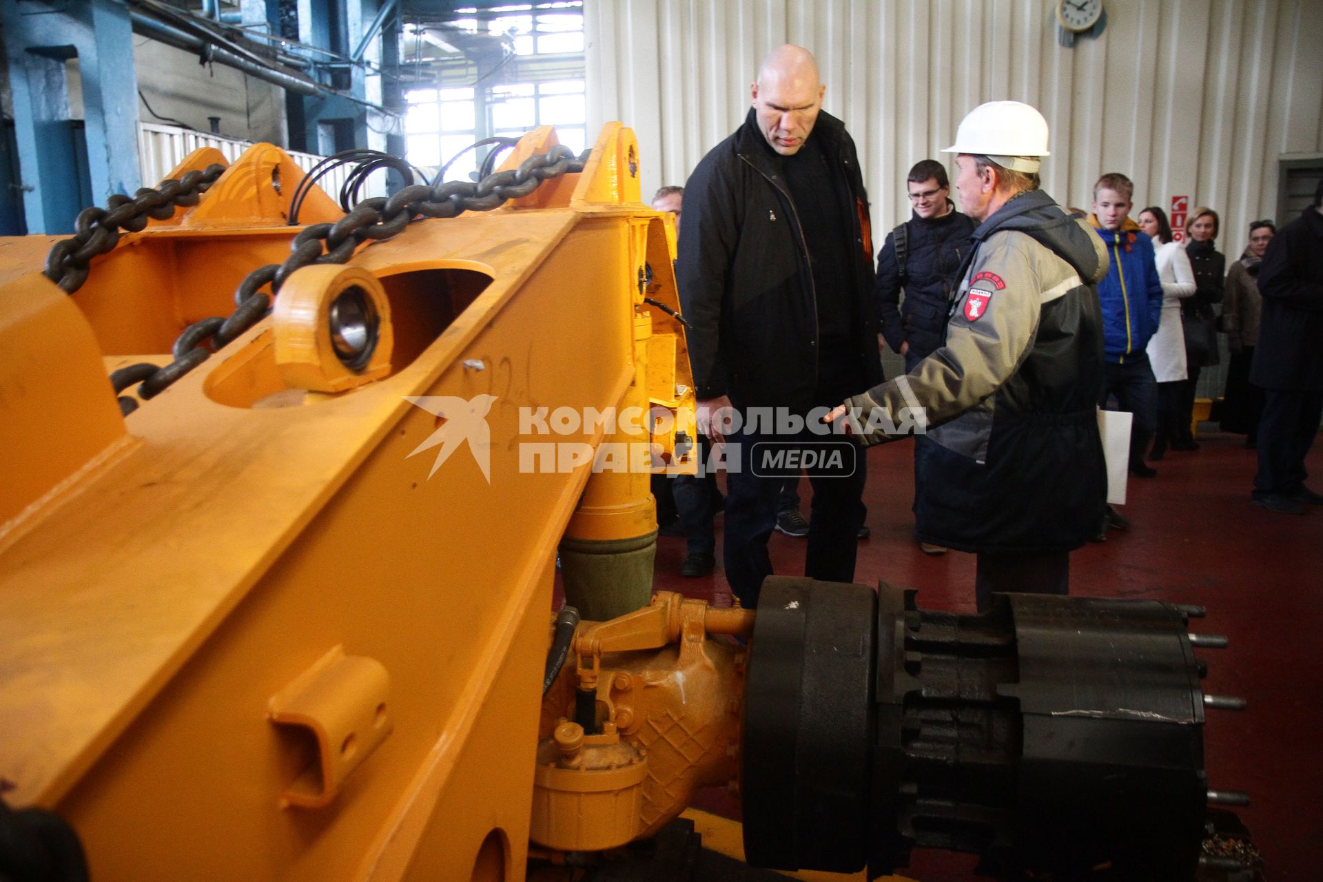 Белоруссия, Жодино. Депутат Госдумы Николай Валуев во время посещения завода `БелАЗ`.