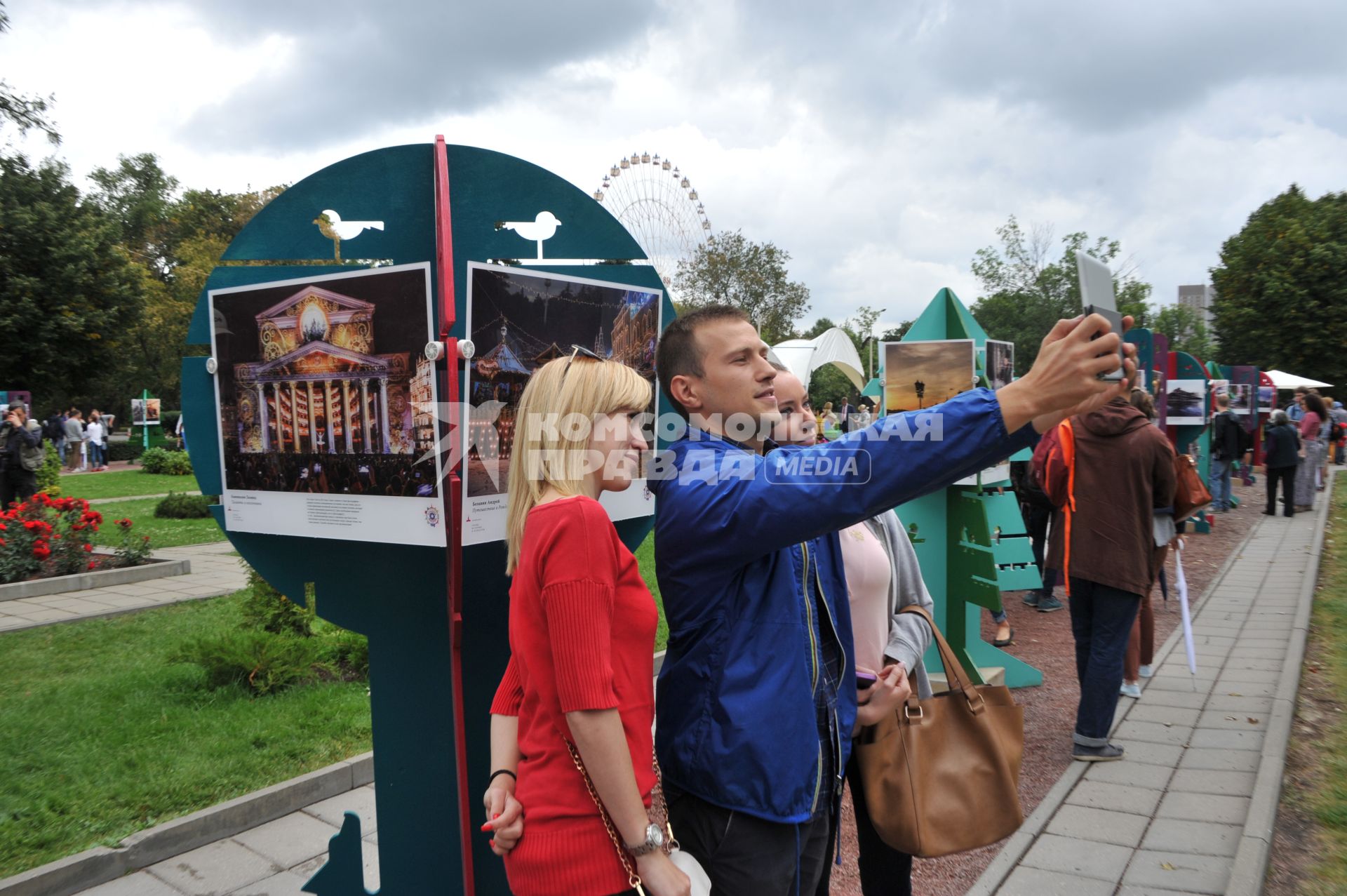 Москва. Посетители фотовыставки `Планета Москва` на ВДНХ.