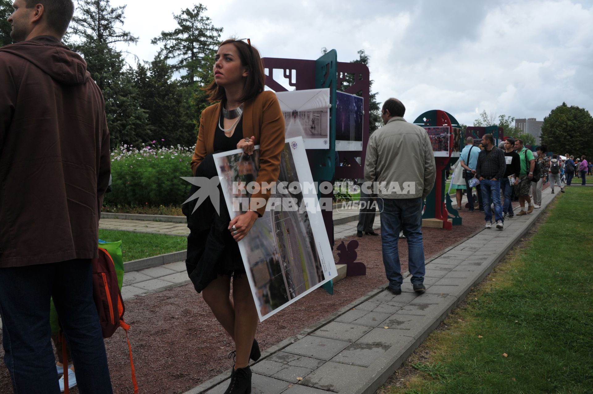 Москва. Посетители фотовыставки `Планета Москва` на ВДНХ.