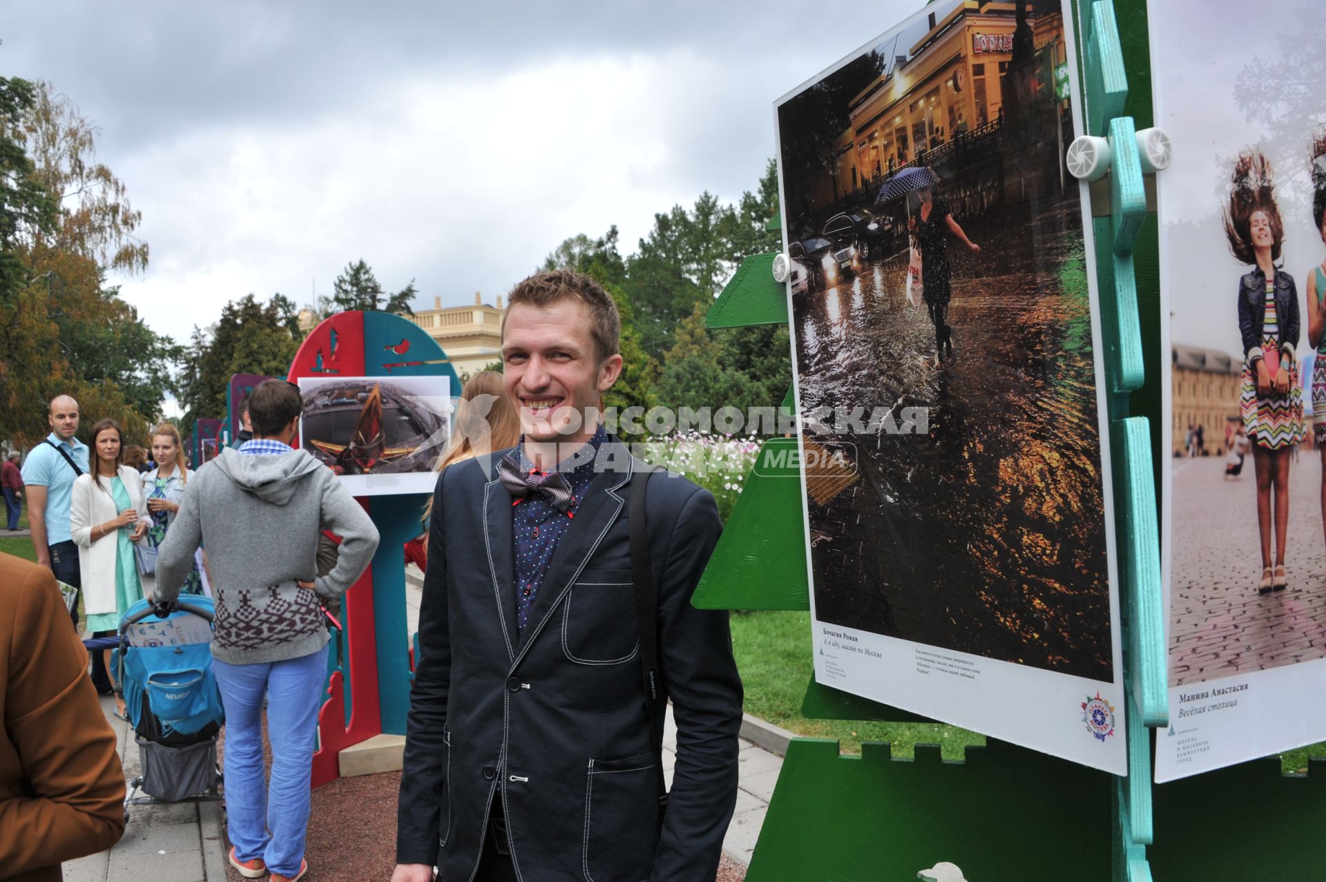 Москва. Посетители фотовыставки `Планета Москва` на ВДНХ.