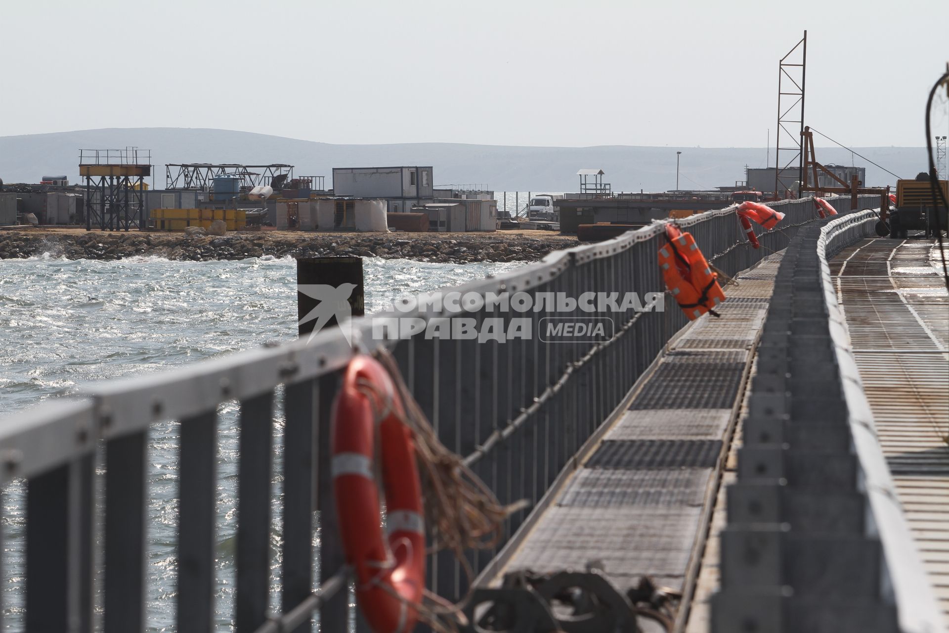 Краснодарский край. Установка временного моста для технических нужд перед началом строительства Керченского моста в окрестностях порта Тамань.