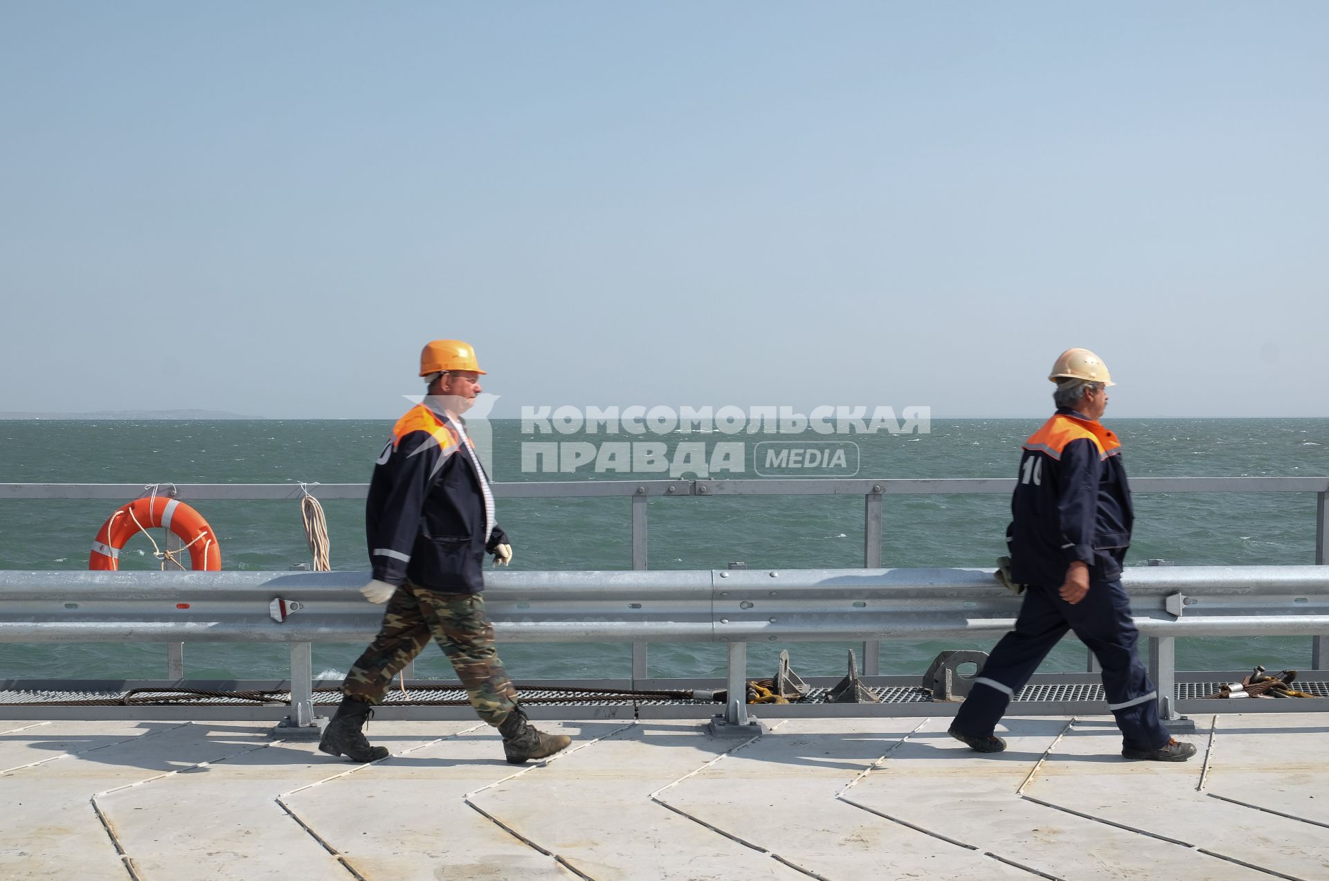 Краснодарский край. Рабочие на строительной площадке Керченского моста в окрестностях порта Тамань.