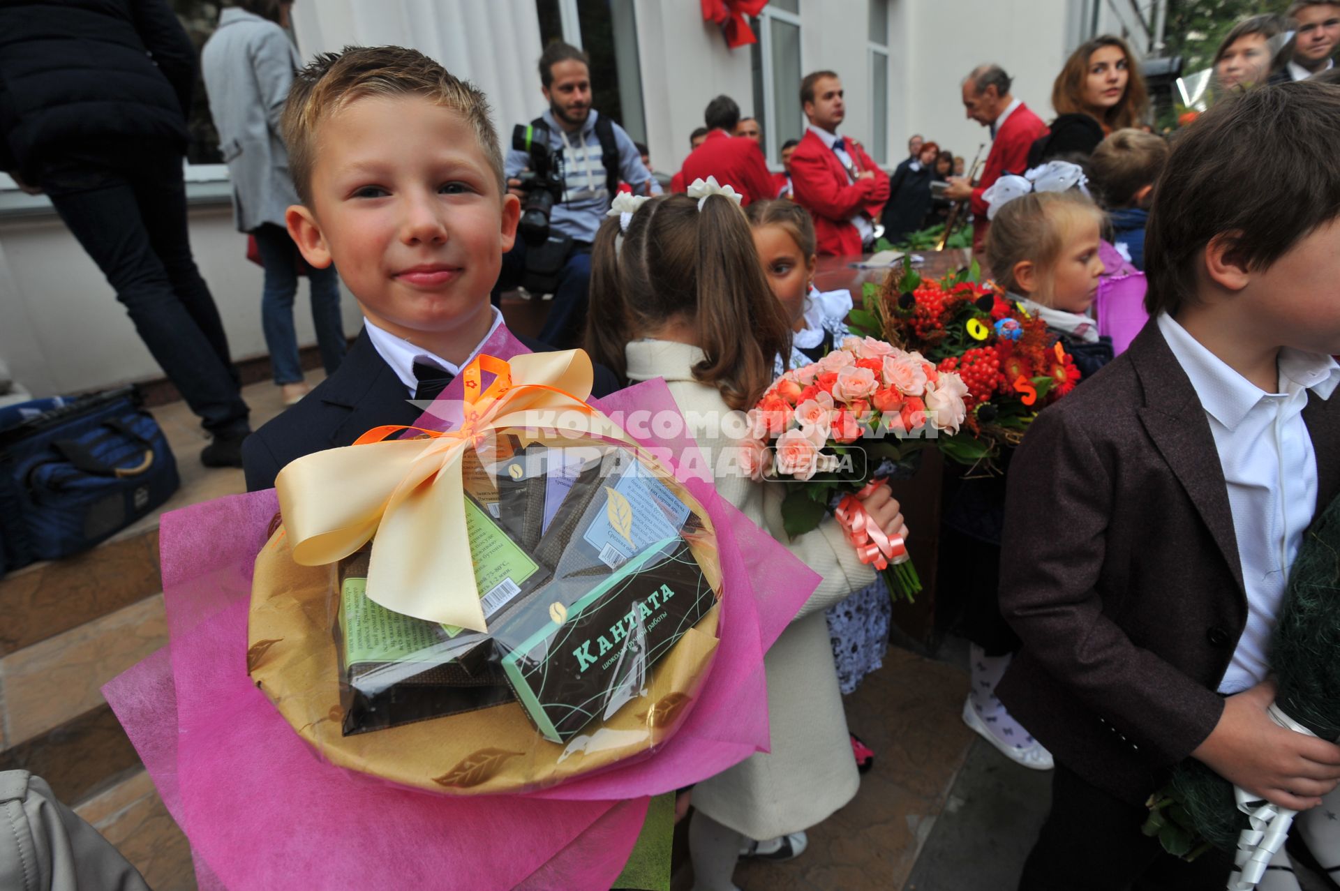 Москва.  Ученики на торжественной линейке, посвященной Дню знаний.