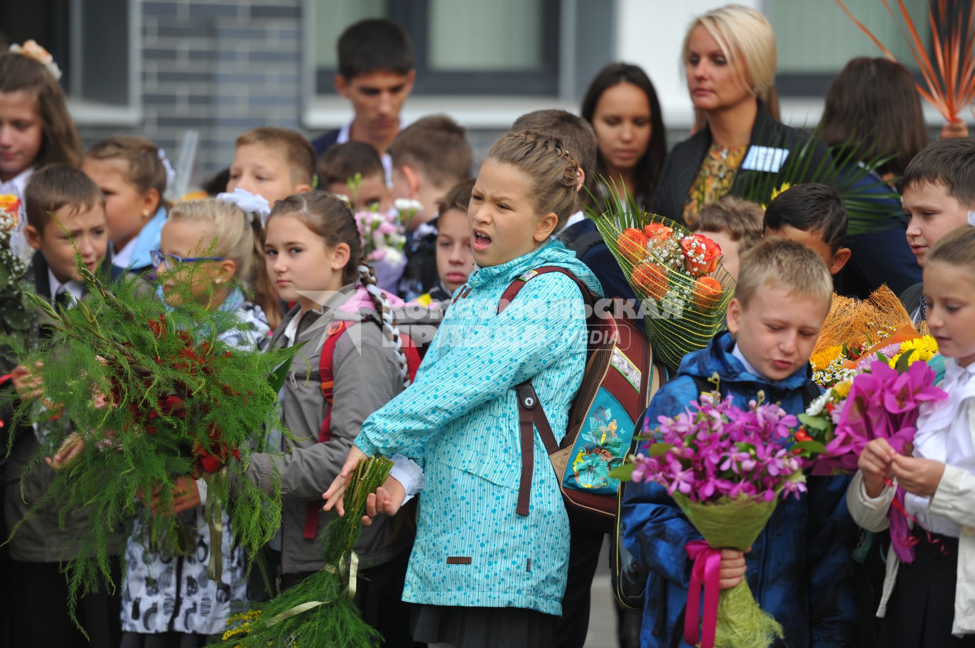 Москва. Ученики школы # 830 на торжественной линейке, посвященной Дню знаний.