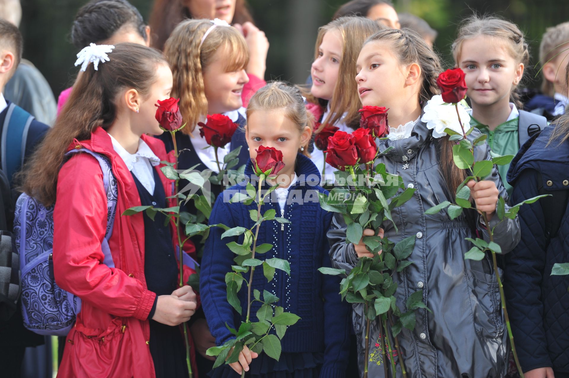 Москва. Ученики школы # 830 на торжественной линейке, посвященной Дню знаний.