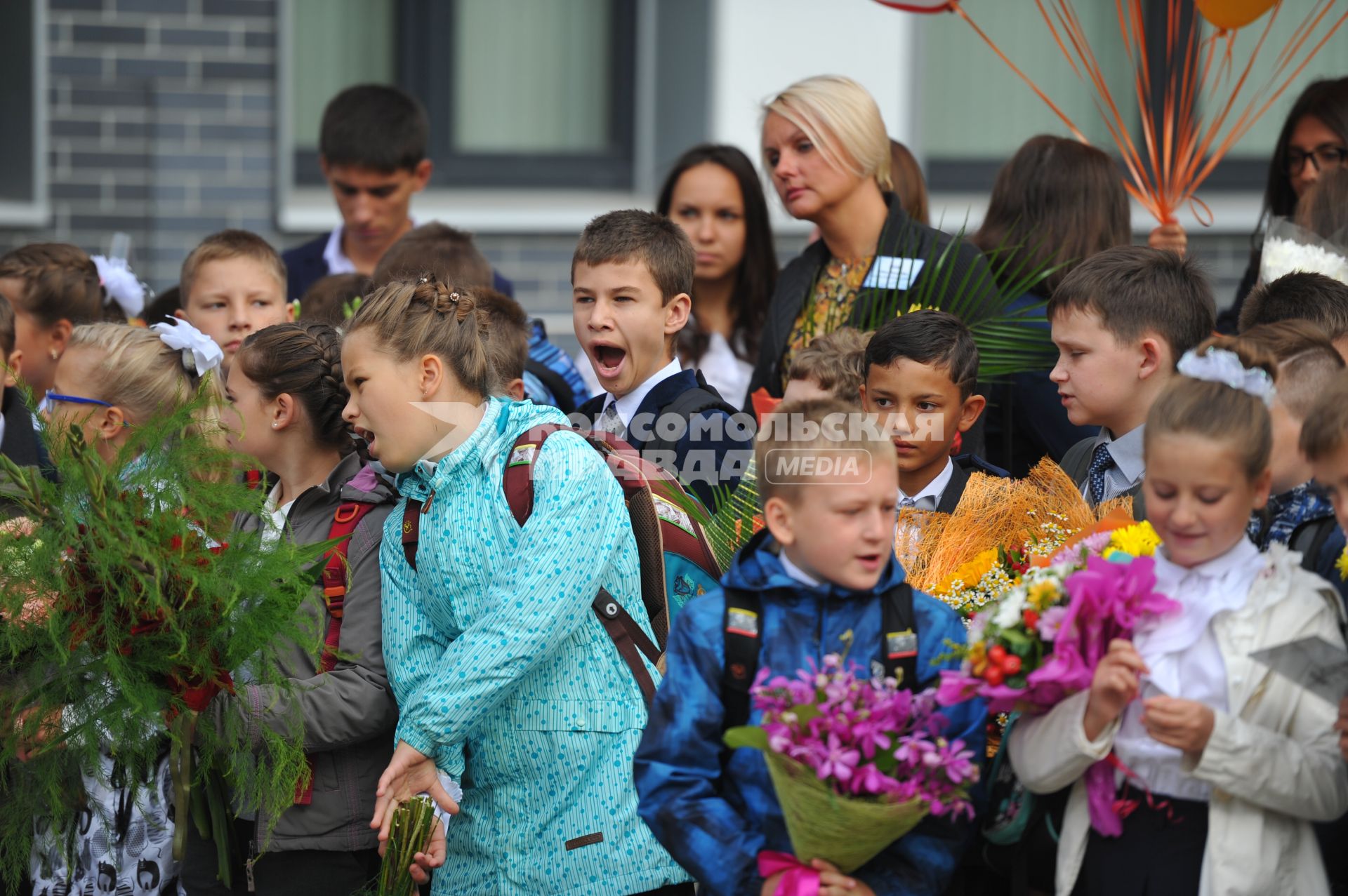 Москва. Ученики школы # 830 на торжественной линейке, посвященной Дню знаний.