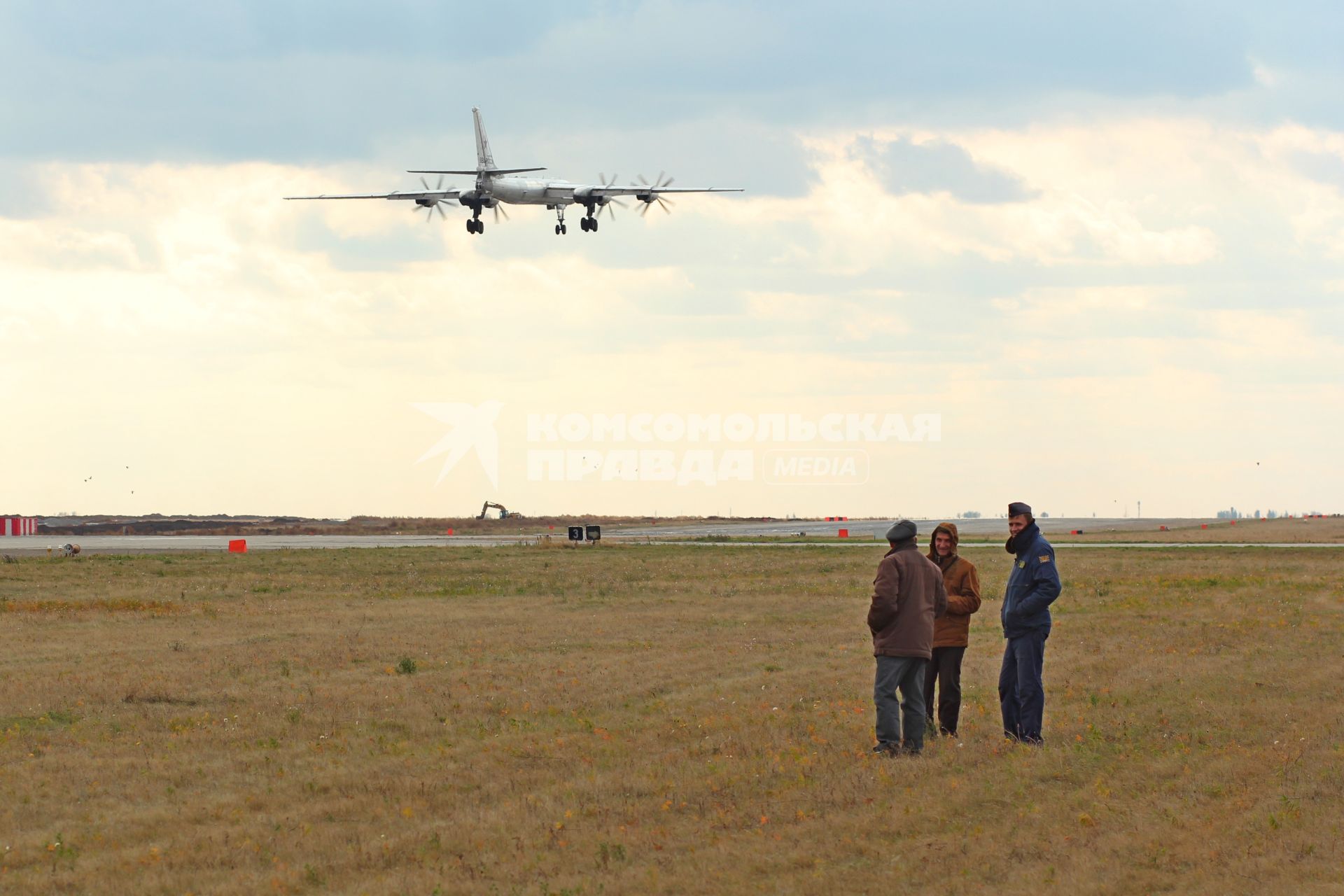 Саратовская область, Энгельс. Турбовинтовой ракетоносец Ту-95МС в небе над аэродромом `Энгельс-2`.