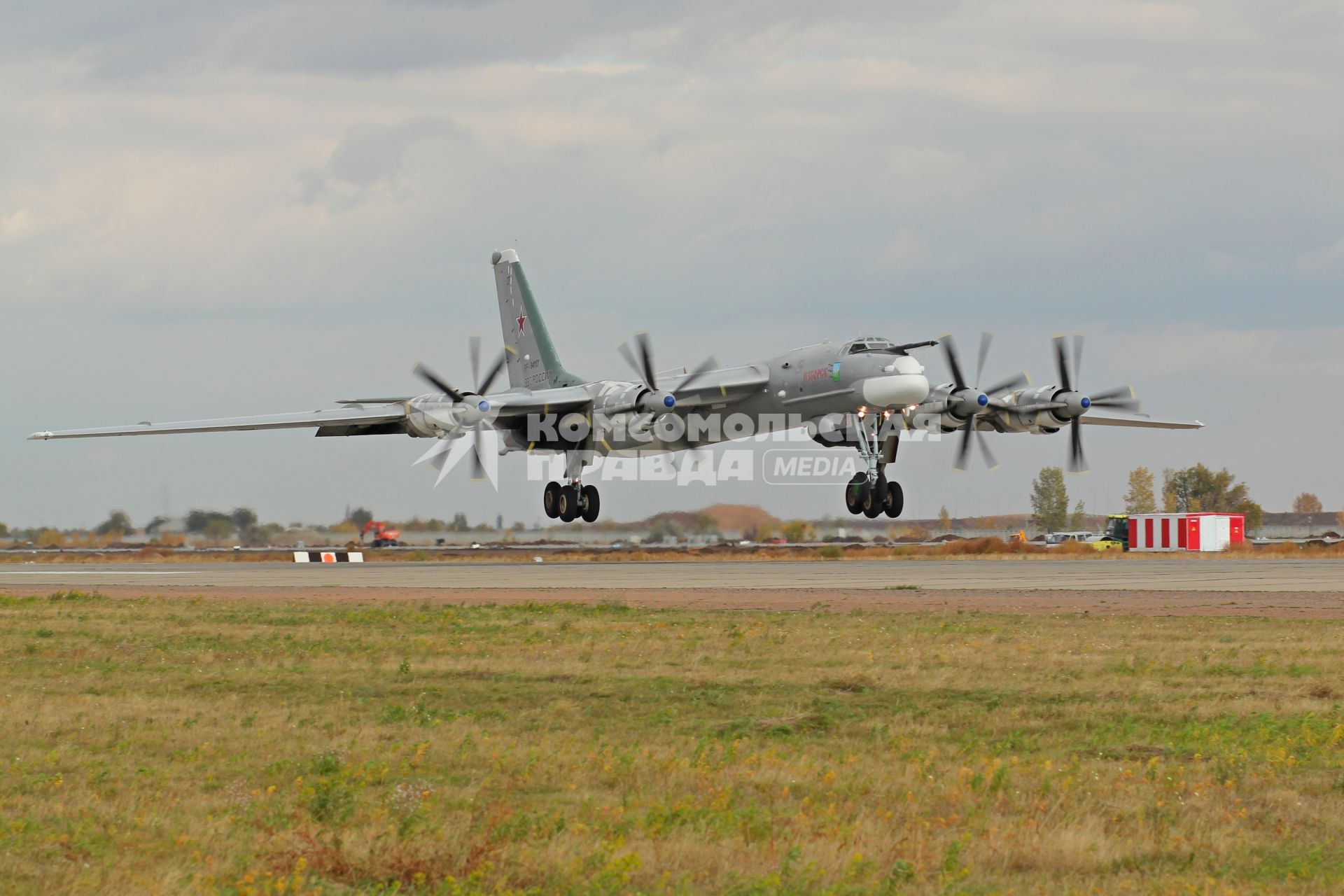 Саратовская область, Энгельс. Турбовинтовой ракетоносец Ту-95МС на аэродроме `Энгельс-2`.