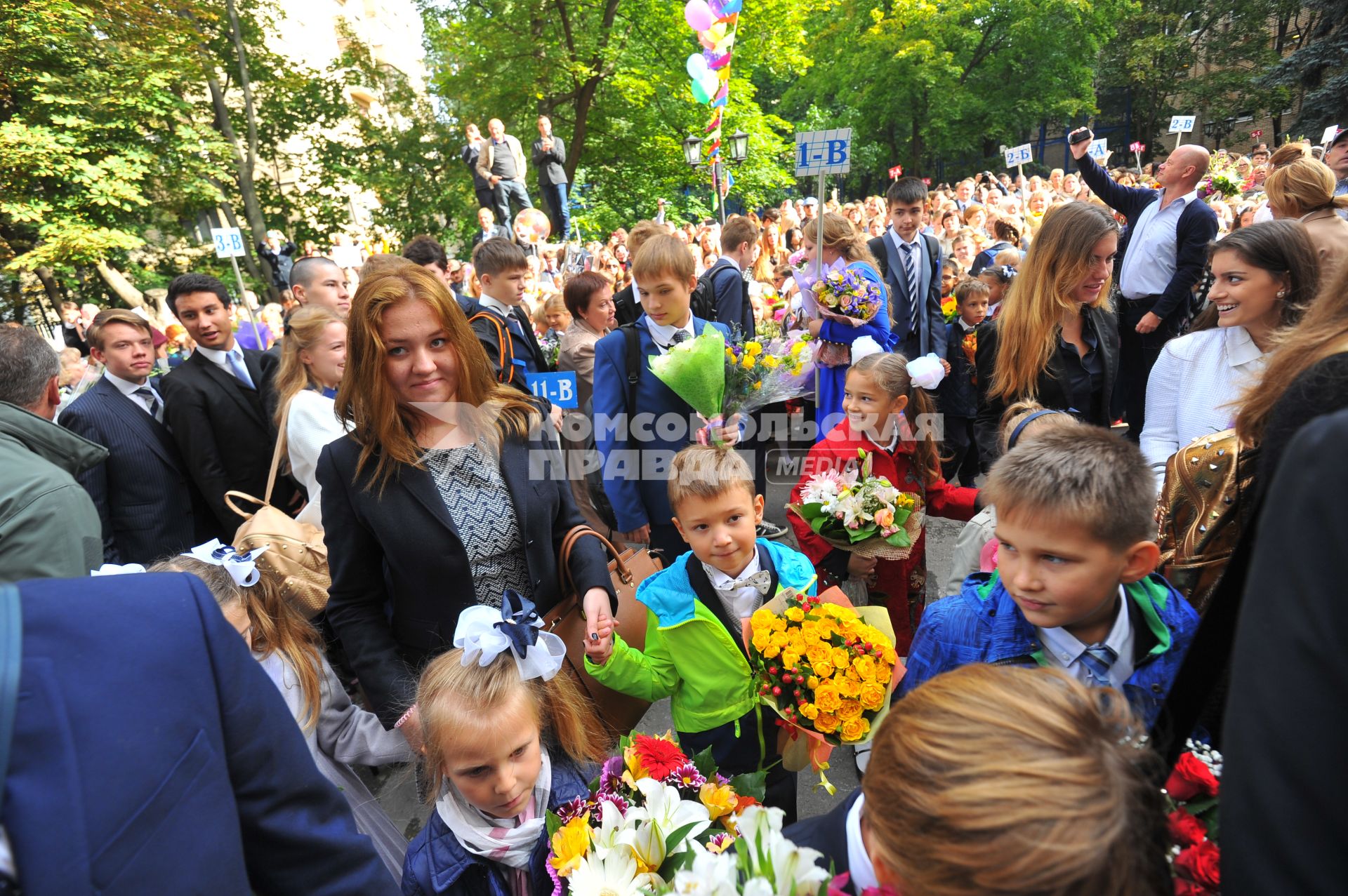 Москва. Сын актрисы Алисы Гребенщиковой  Алеша (в центре) на торжественной линейке, посвященной Дню знаний.