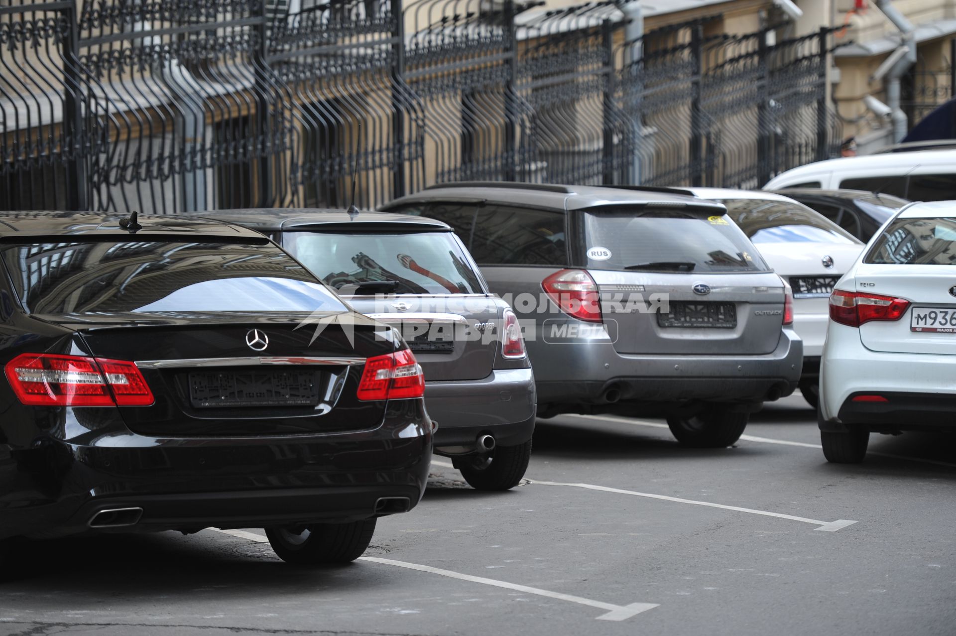 Москва. Автомобили припаркованные на платной городской парковке.