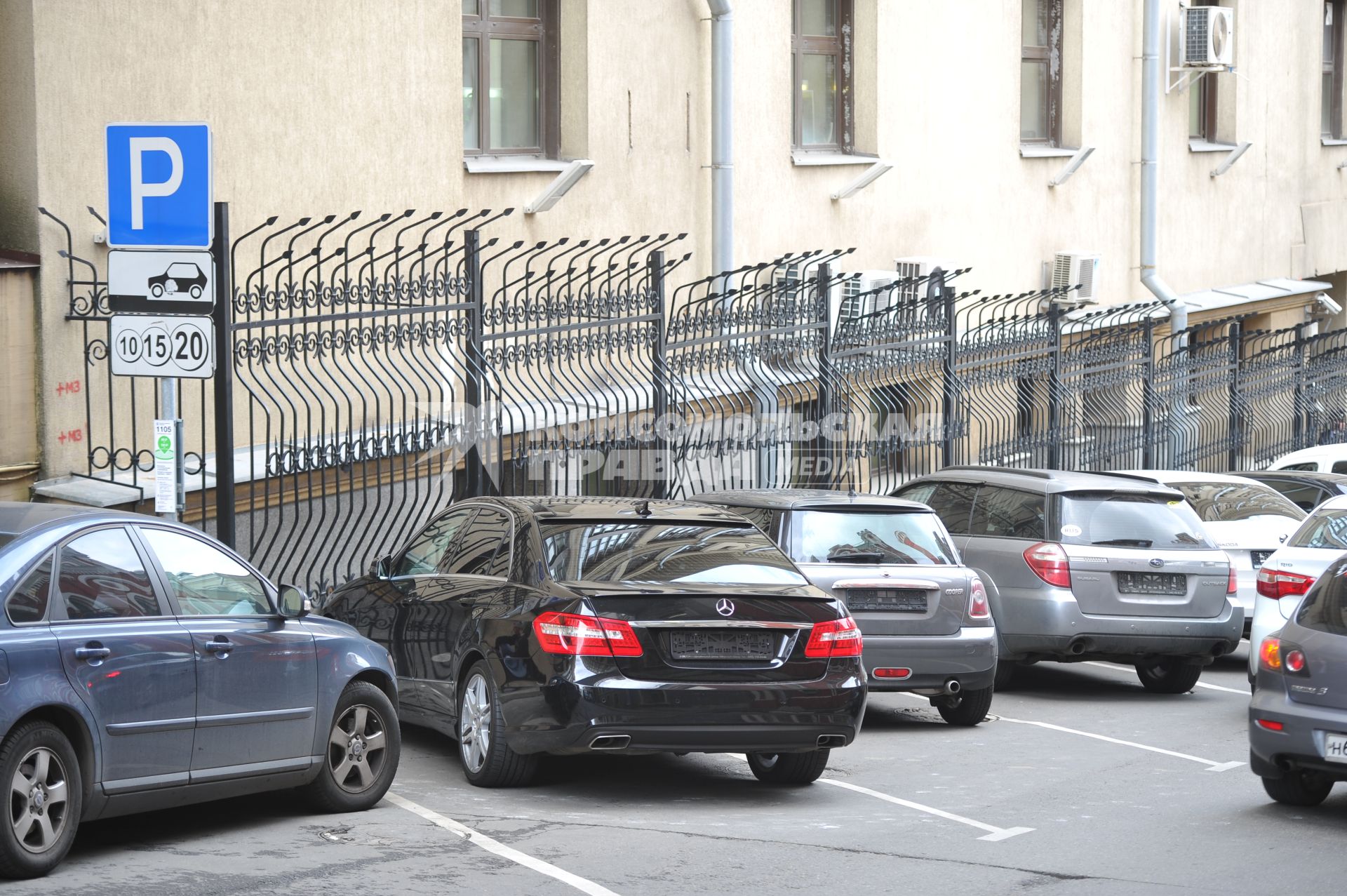 Москва. Автомобили припаркованные на платной городской парковке.