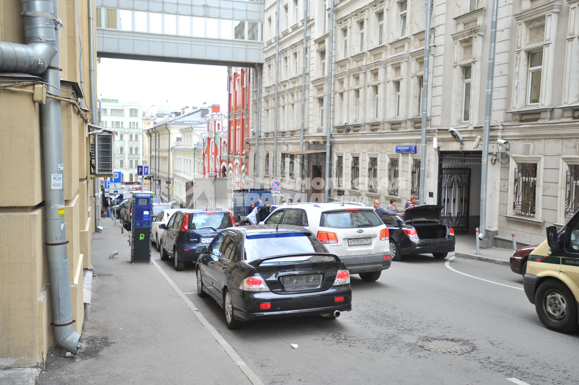 Москва. Автомобили припаркованные на платной городской парковке.