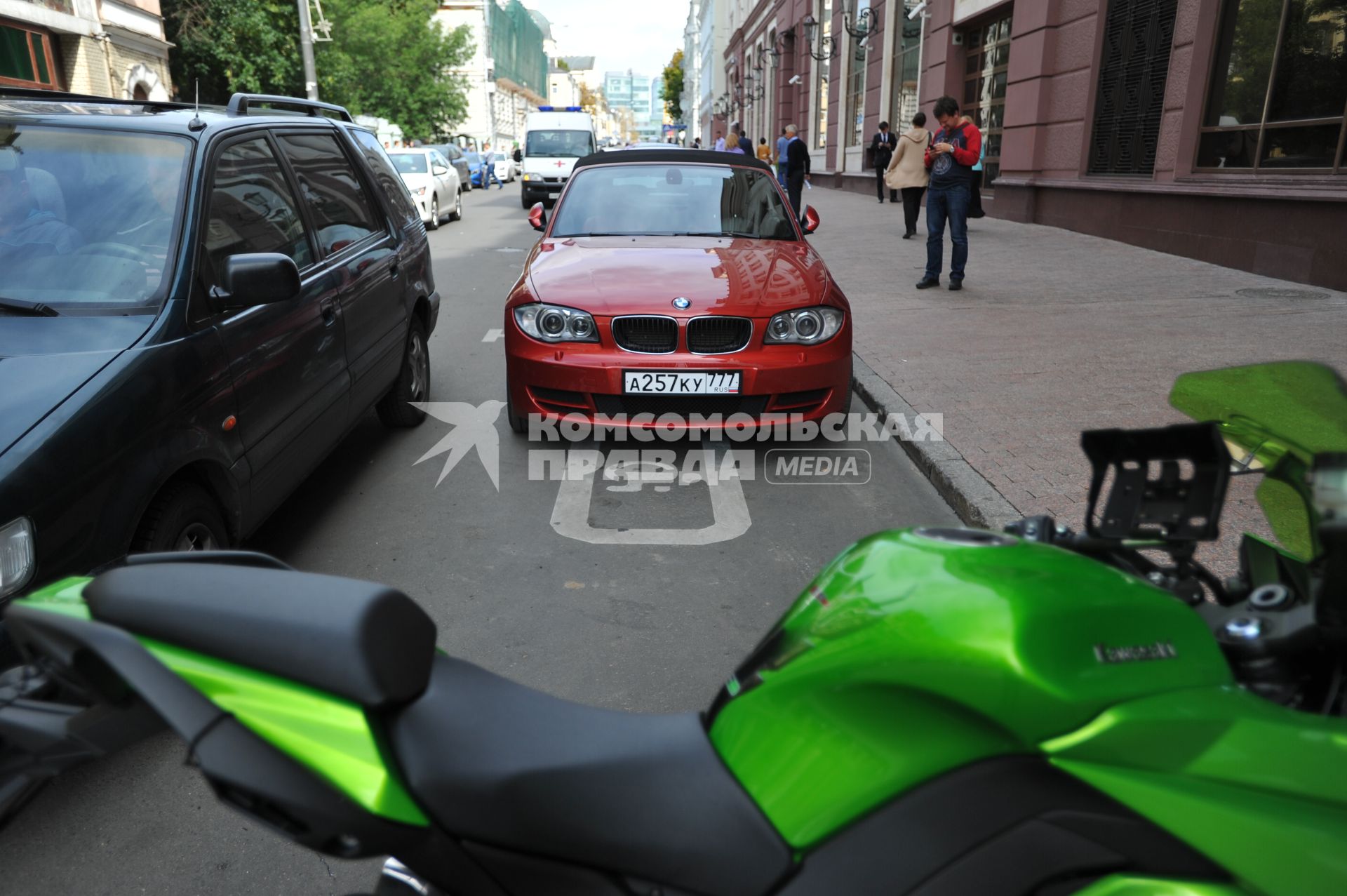 Москва. Автомобили припаркованные на платной городской парковке.