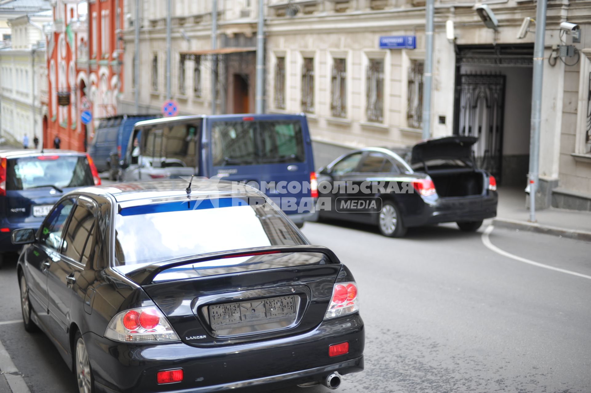 Москва. Автомобили припаркованные на платной городской парковке.