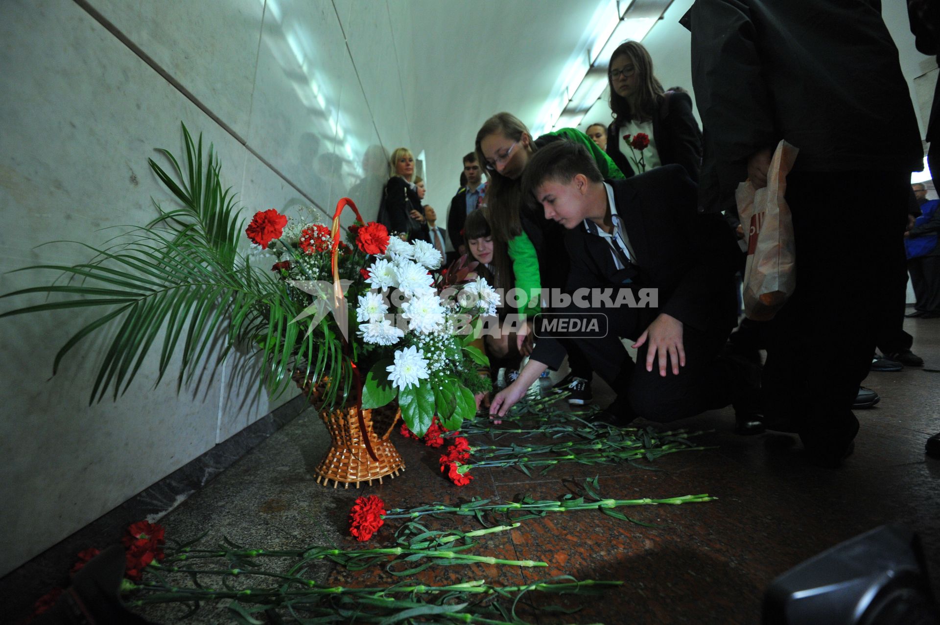 Москва.  Люди возлагают цветы во время акции памяти жертв терроризма в вестибюле станции метро Лубянка.