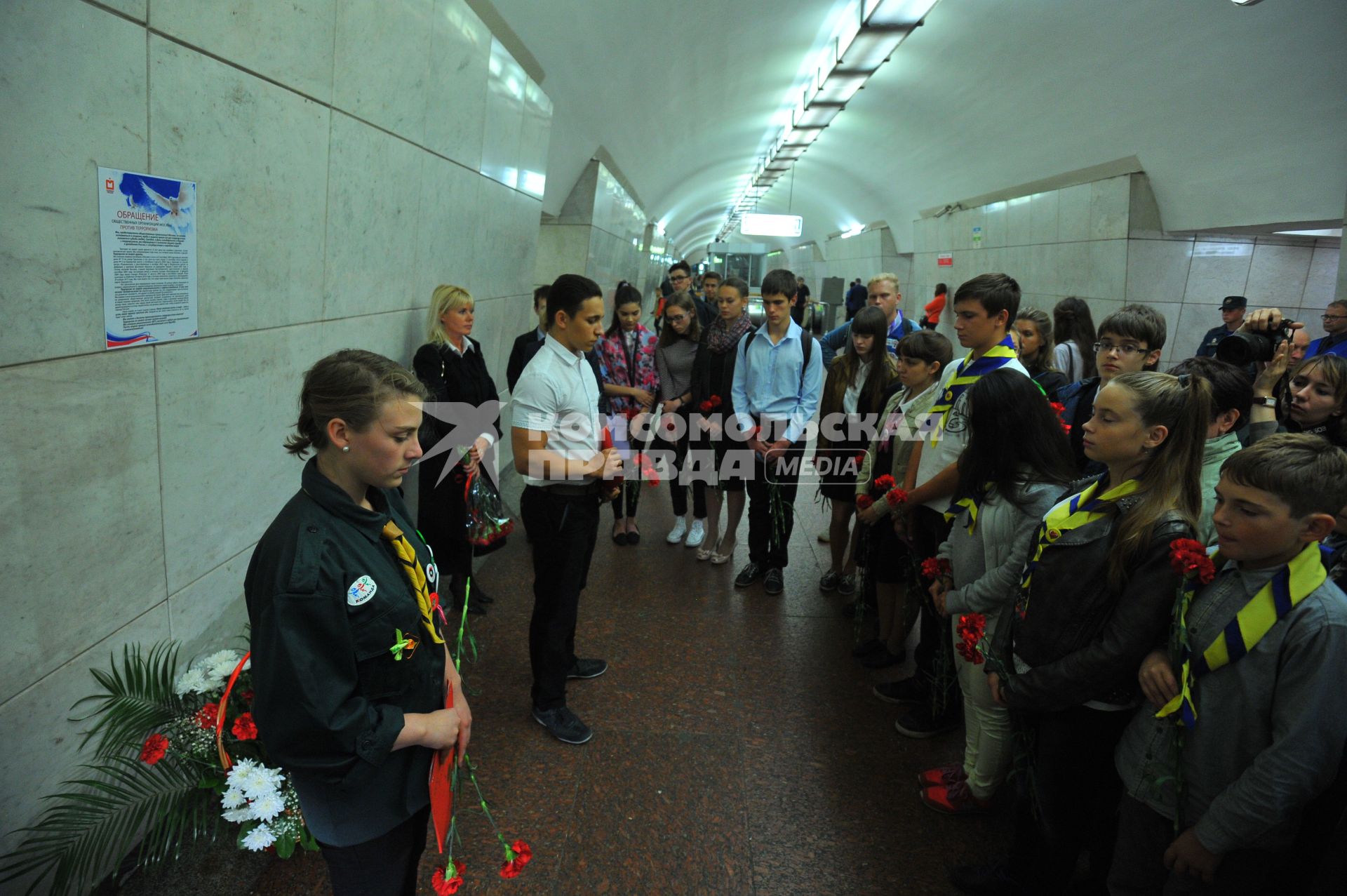 Москва.  Акция памяти жертв терроризма в вестибюле станции метро Лубянка.