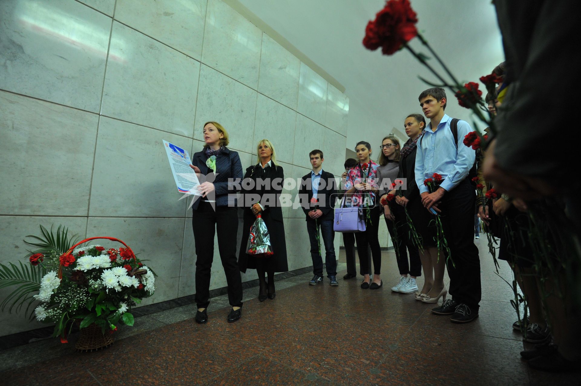 Москва.  Акция памяти жертв терроризма в вестибюле станции метро Лубянка.