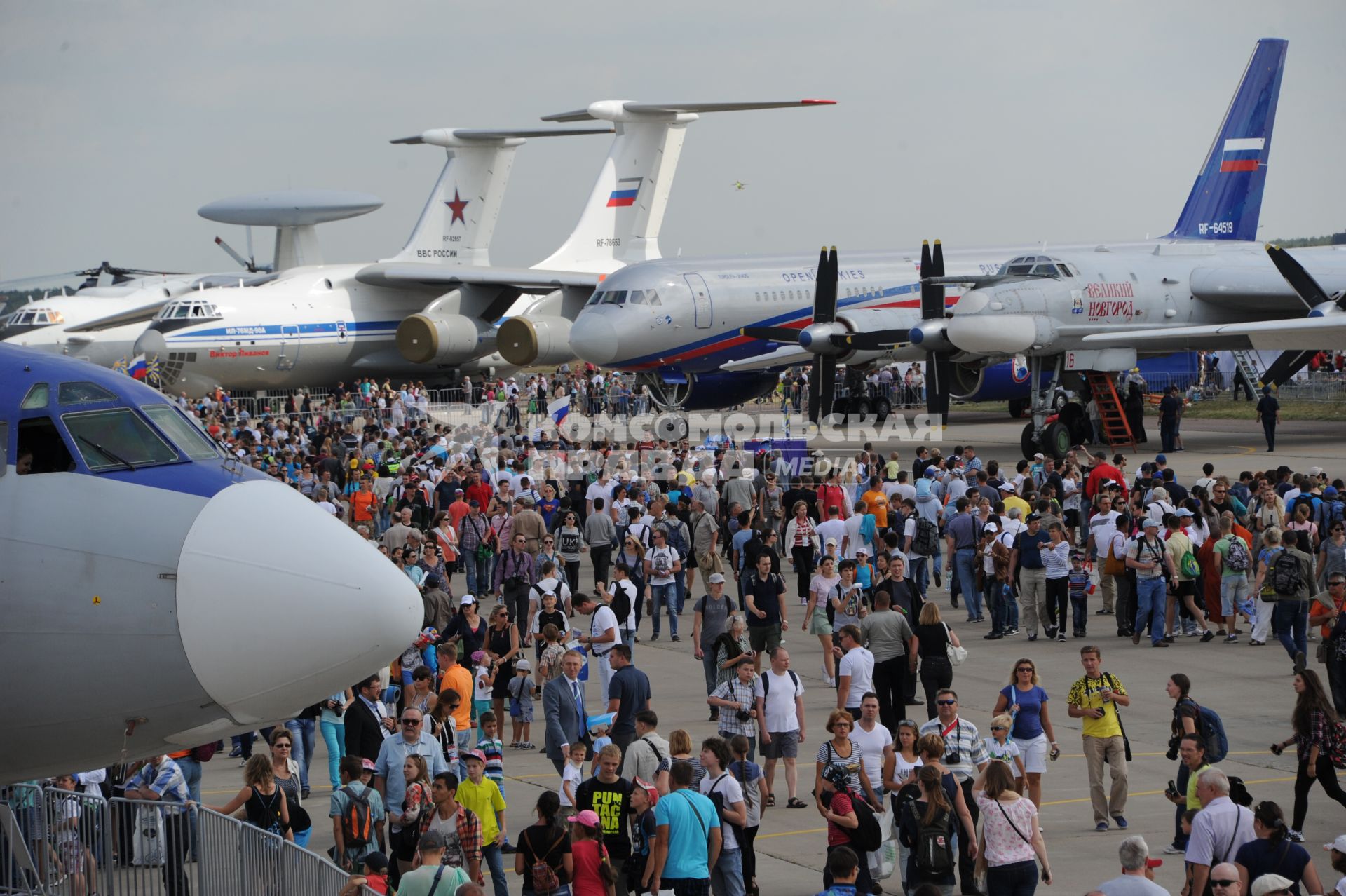 Московская область, г. Жуковский. Посетители на ХII Международном авиационно-космическом салоне МАКС-2015. День четвертый.