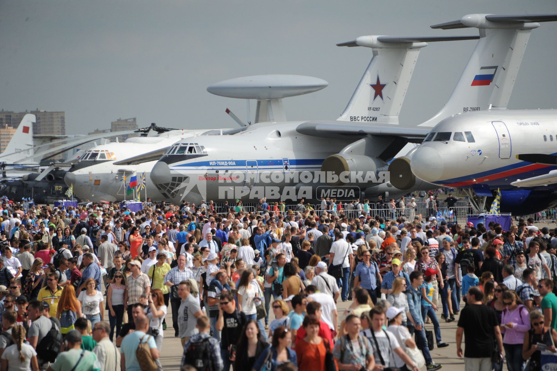 Московская область, г. Жуковский. Посетители  на ХII Международном авиационно-космическом салоне МАКС-2015. День четвертый.