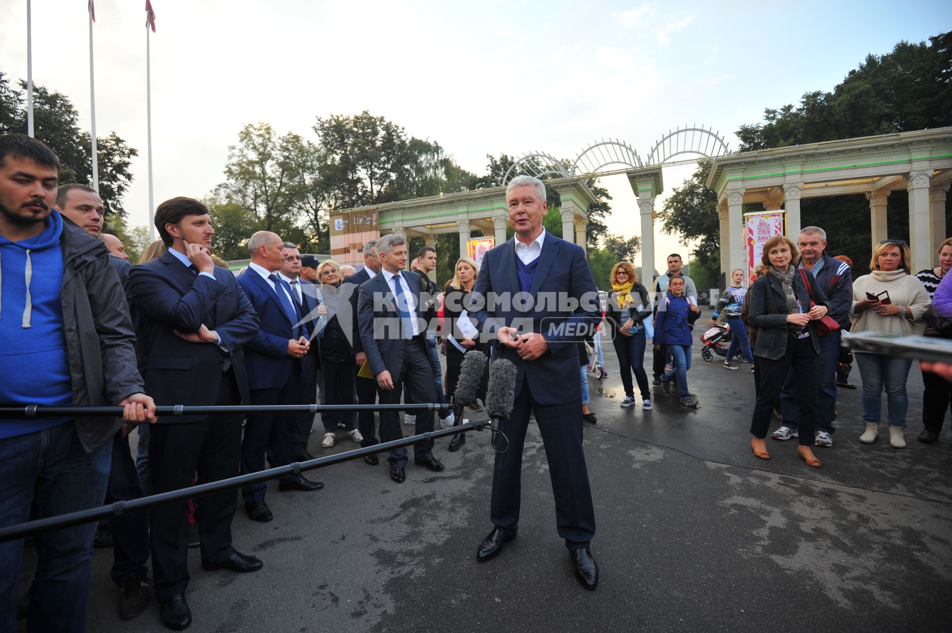 Москва.  Мэр Москвы Сергей Собянин (в центре) во время осмотра итогов благоустройства парка `Сокольники`.