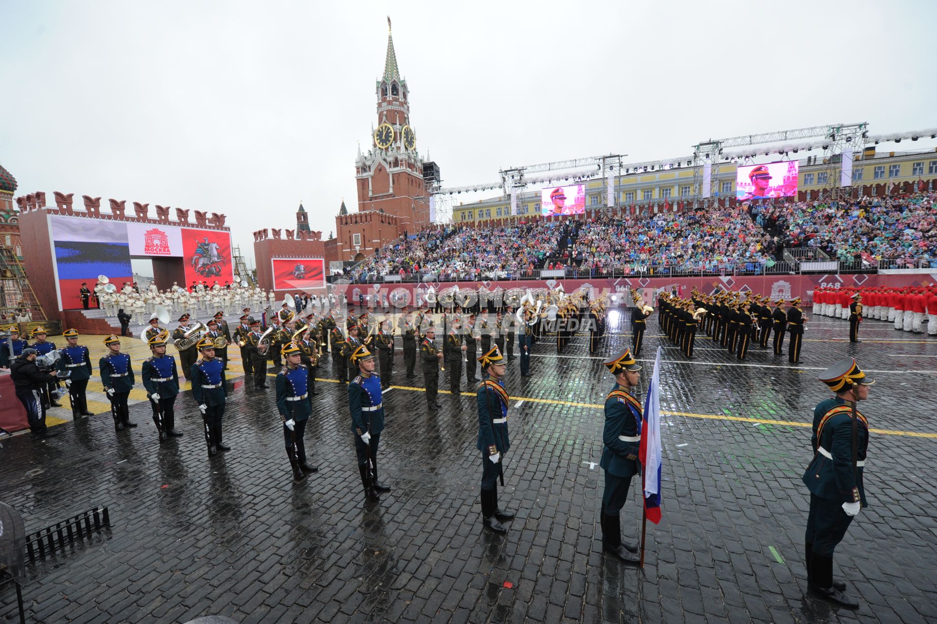 Москва.   Военнослужащие роты почетного караула Президентского полка (Россия) на торжественной церемонии открытия Дня города Москвы на Красной площади.