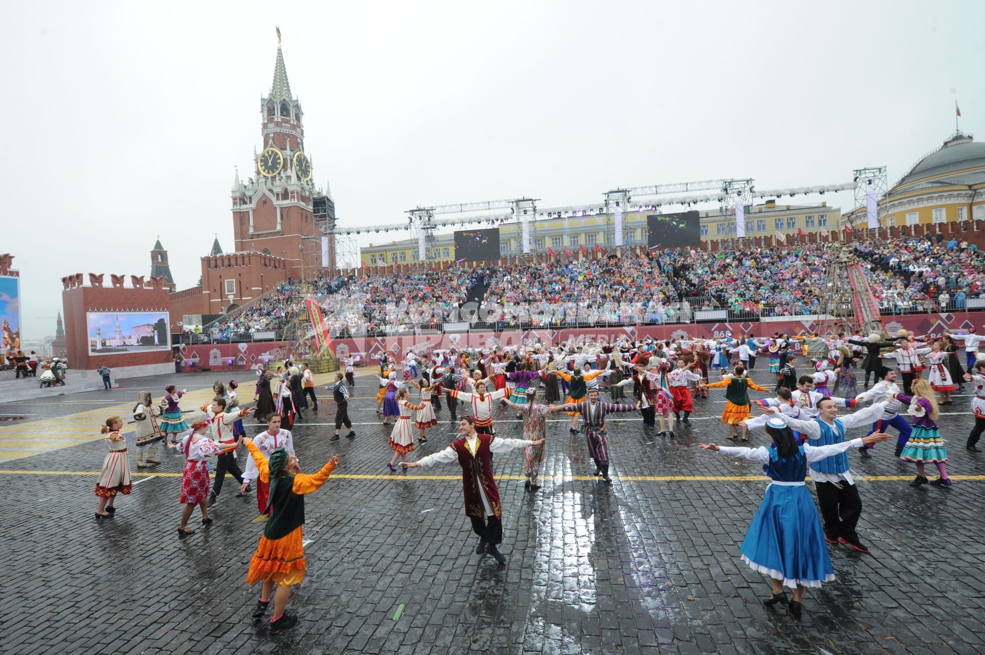 Москва.   Театрализованное представление на торжественной церемонии открытия Дня города Москвы на Красной площади.