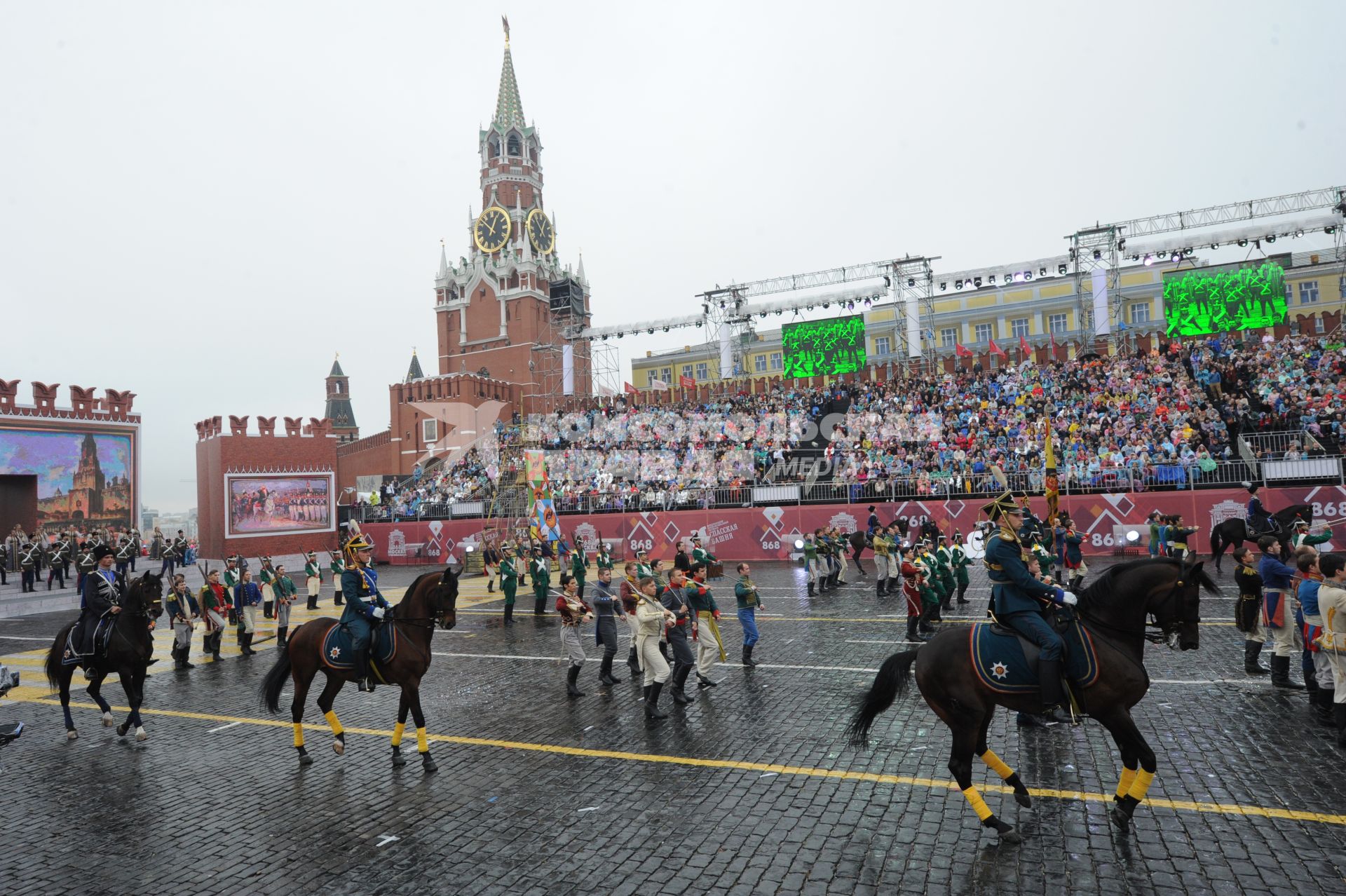 Москва.   Театрализованное представление на торжественной церемонии открытия Дня города Москвы на Красной площади.