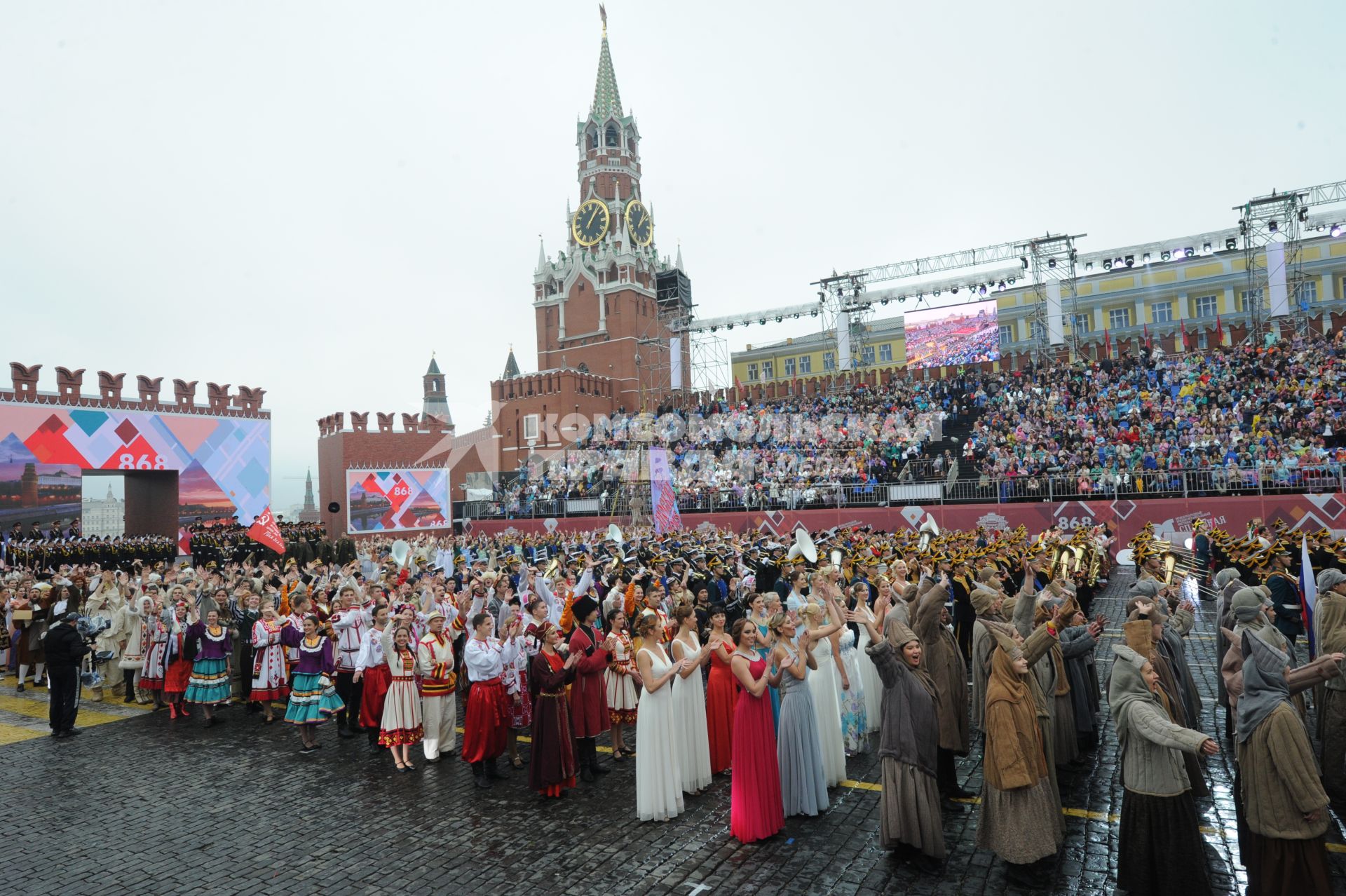 Москва.   Театрализованное представление на торжественной церемонии открытия Дня города Москвы на Красной площади.