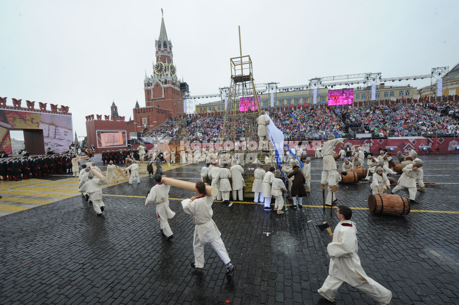 Москва.   Театрализованное представление на торжественной церемонии открытия Дня города Москвы на Красной площади.