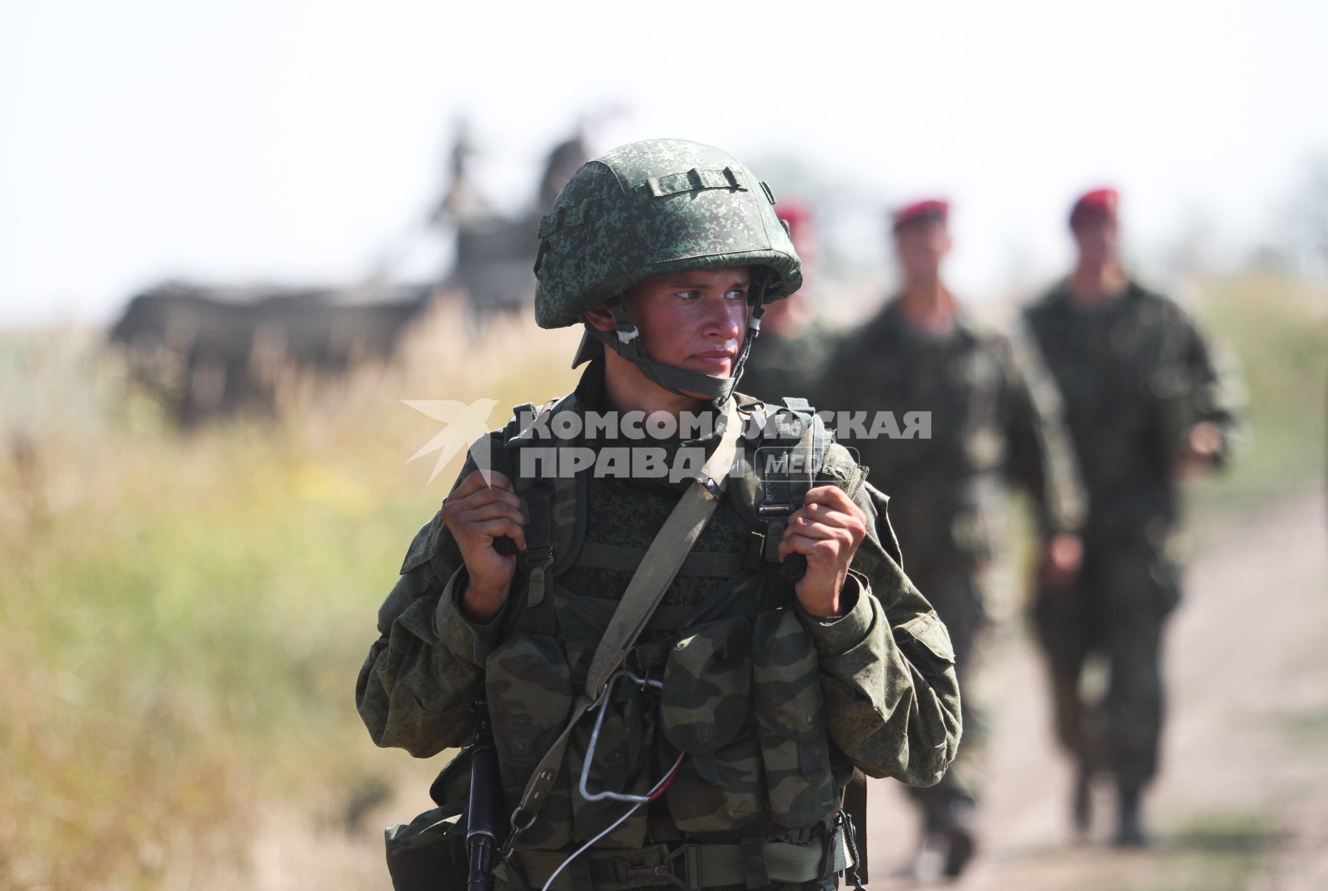 Краснодарский край, полигон Краснооктябрьский. Военнослужащий ВДВ России во время совместных учений сил ВДВ России, Белоруссии и Сербии `Славянское братство`.