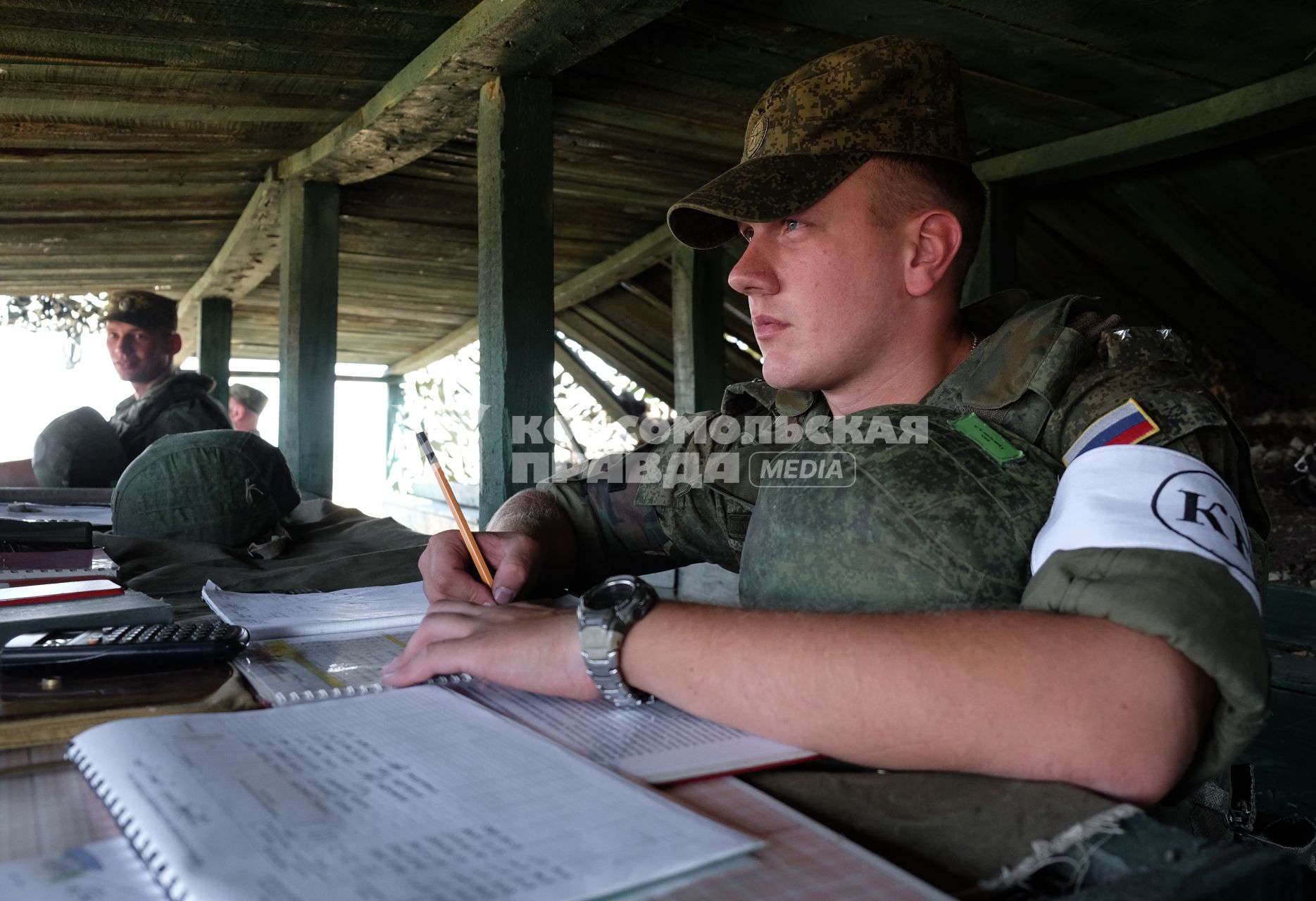 Краснодарский край, полигон Краснооктябрьский. Военнослужащий ВДВ России наблюдает за ходом совместных учений сил ВДВ России, Белоруссии и Сербии `Славянское братство`.