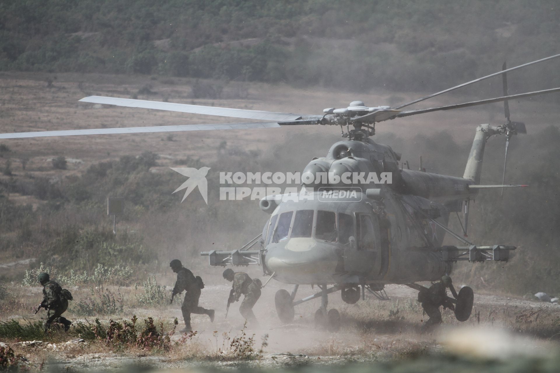 Краснодарский край, полигон Раевский. Вертолет Ми-8АМТШ вооруженных сил РФ во время совместных учений сил ВДВ России, Белоруссии и Сербии `Славянское братство` по ликвидации незаконных бандформирований в условиях горно-лесистой местности.