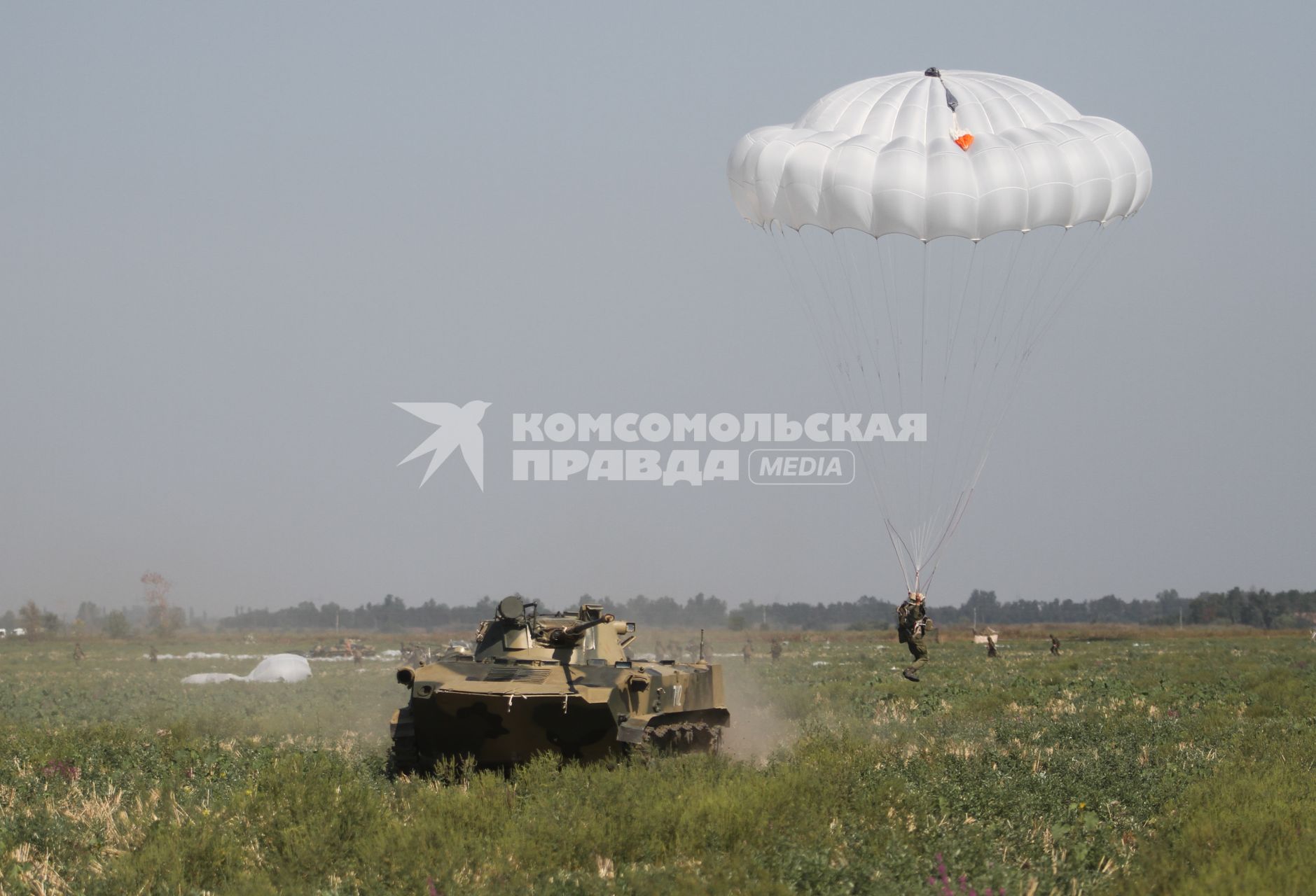 Краснодарский край, полигон Краснооктябрьский. Военнослужащий в момент приземления во время совместных учений сил ВДВ России, Белоруссии и Сербии `Славянское братство`.