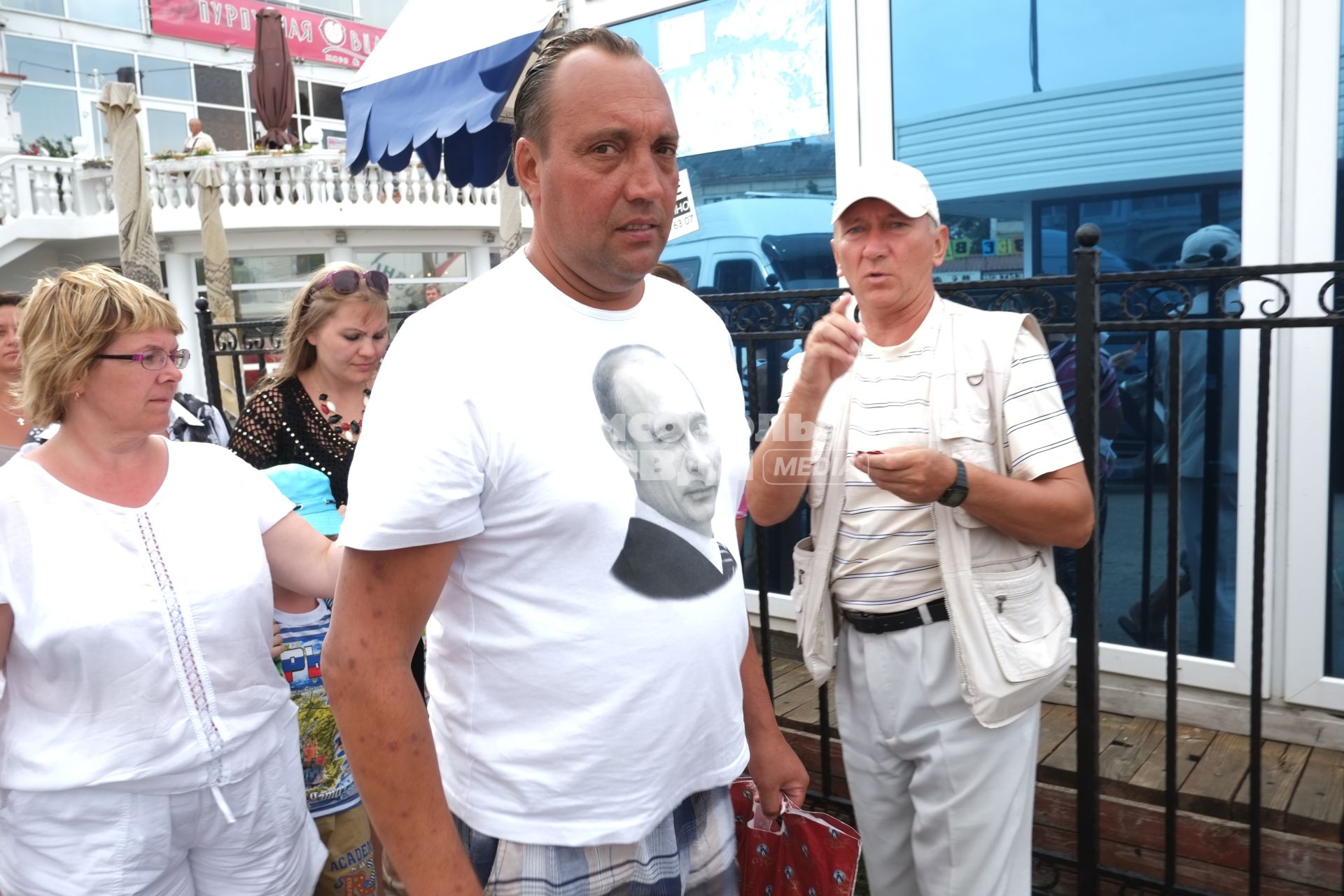 Севастополь. Мужчина в футболке с портретом Владимир Путина.