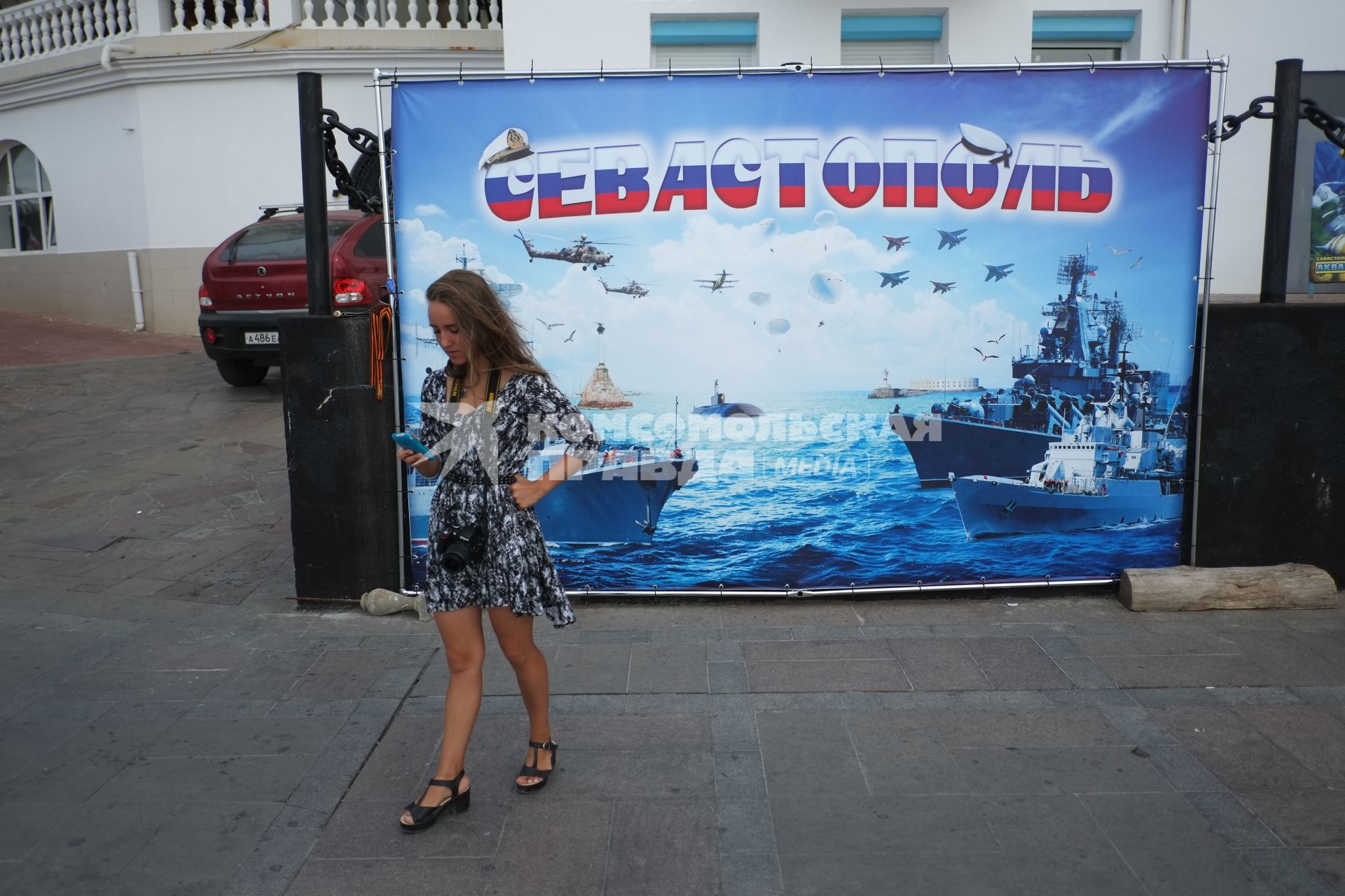 Севастополь. Девушка гуляет по набережной.