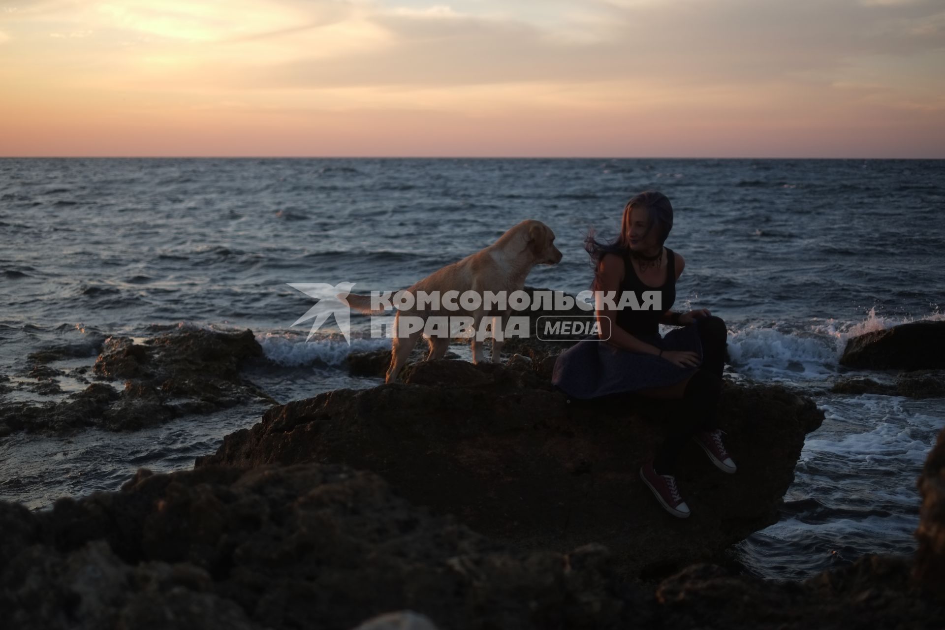 Севастополь. Девушка с лабрадором на берегу Черного моря.