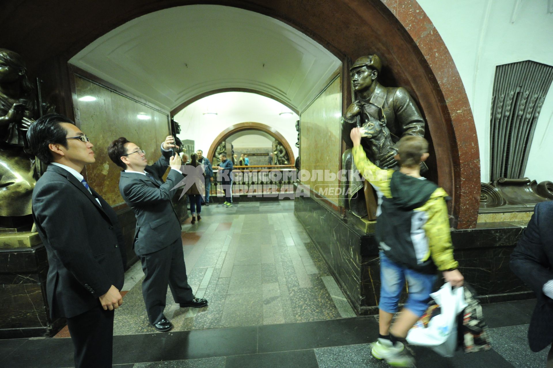 Москва.  Скульптура `Пограничник с собакой` на станции метро `Площадь Революции`.