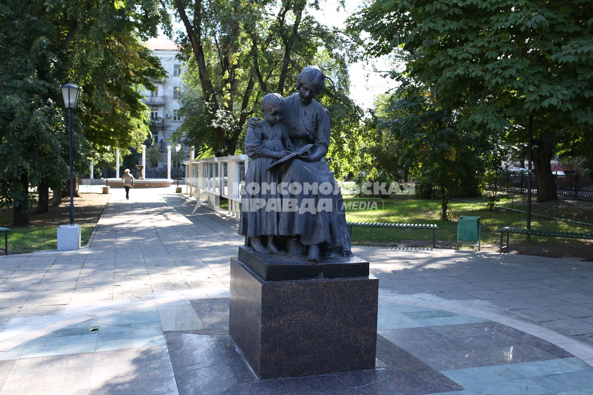 Саратов. Памятник первой учительнице.