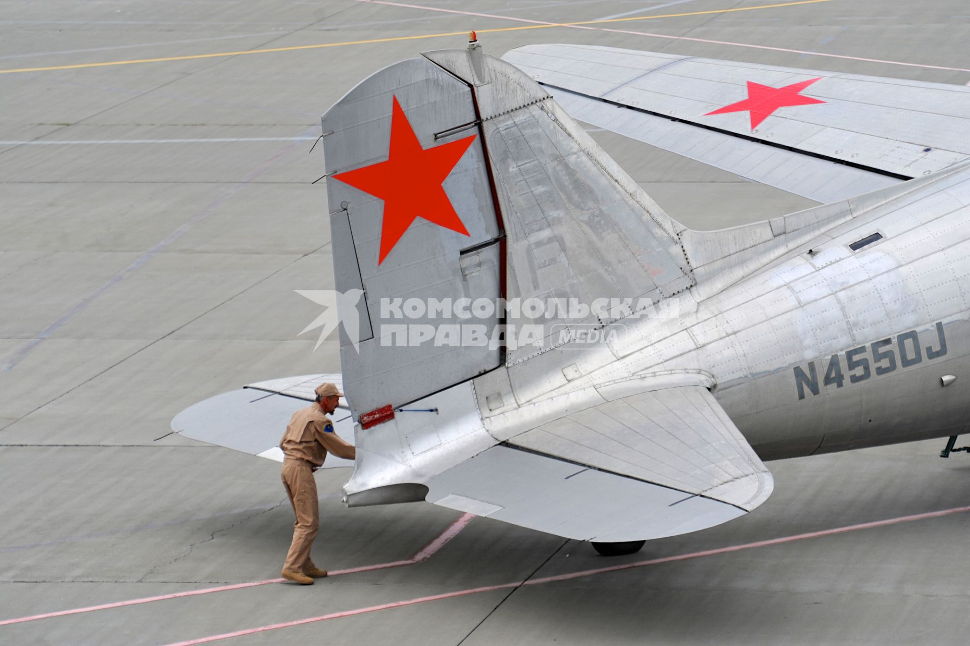 Анадырь. Самолет времен Великой Отечественной войны (ВОВ) Douglas DC-3, совершивший перелет `Аляска - Сибирь-2015` через Берингов пролив, в аэропорту. Алсиб - авиатрасса, по которой в рамках ленд-лиза поставлялись военные самолеты из США в СССР во время ВОВ.