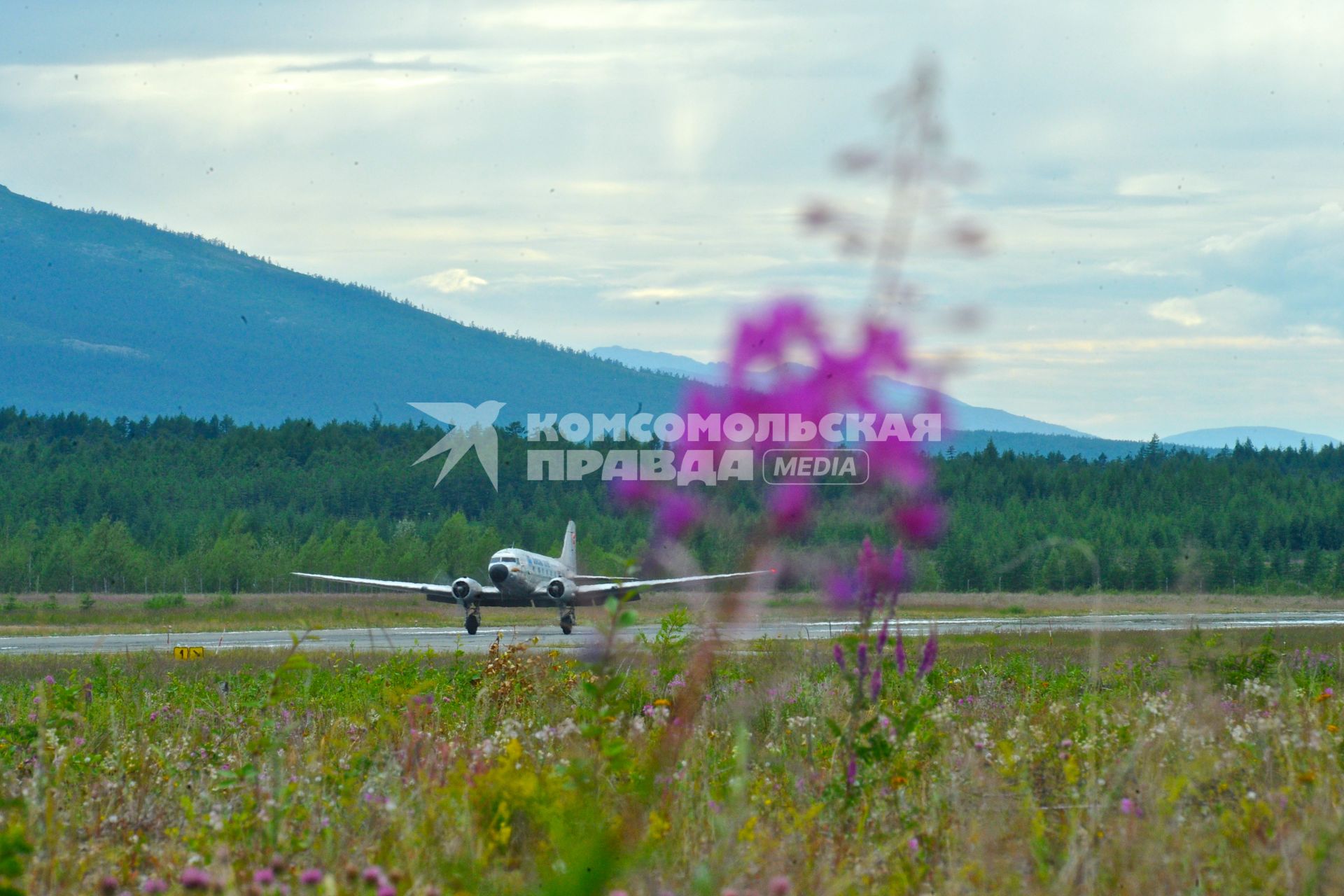 Магадан. Самолет времен Великой Отечественной войны (ВОВ) Douglas DC-3, совершивший перелет `Аляска - Сибирь-2015` через Берингов пролив, в аэропорту. Алсиб - авиатрасса, по которой в рамках ленд-лиза поставлялись военные самолеты из США в СССР во время ВОВ.