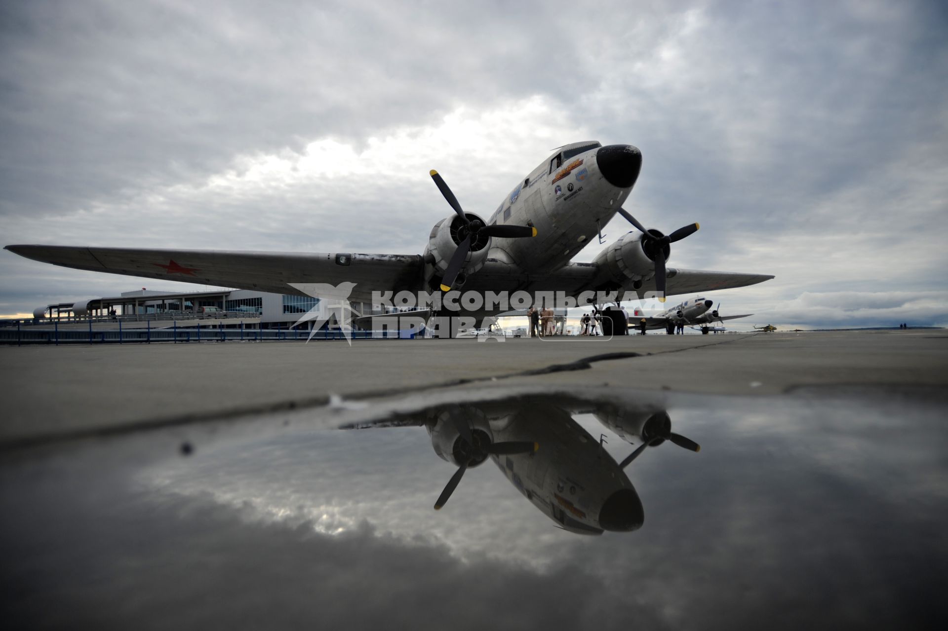 Анадырь. Самолет времен Великой Отечественной войны (ВОВ) Douglas DC-3, совершивший перелет `Аляска - Сибирь-2015` через Берингов пролив, в аэропорту. Алсиб - авиатрасса, по которой в рамках ленд-лиза поставлялись военные самолеты из США в СССР во время ВОВ.