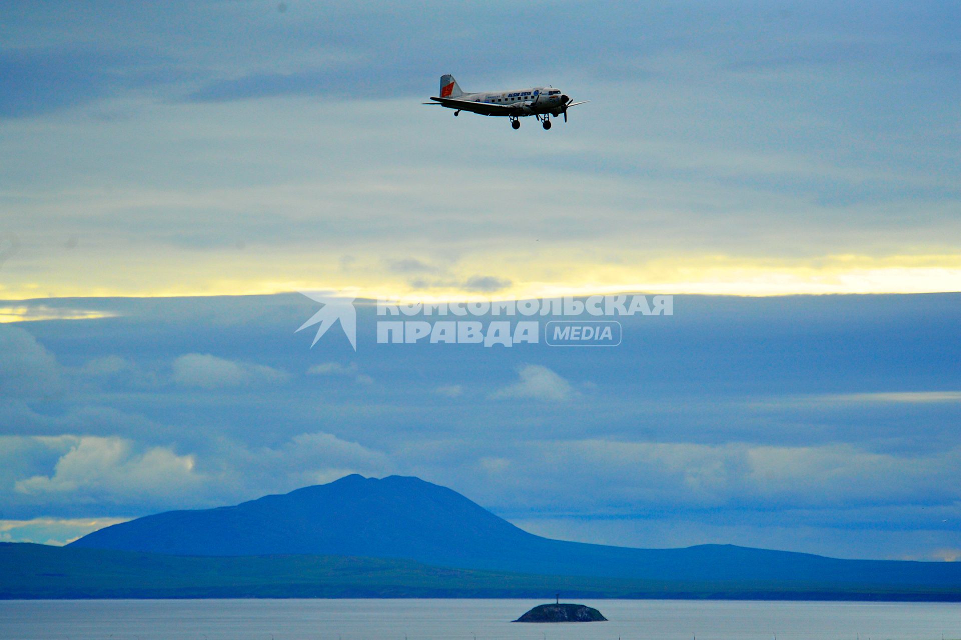 Анадырь. Самолет времен Великой Отечественной войны (ВОВ) Douglas DC-3, совершивший перелет `Аляска - Сибирь-2015` через Берингов пролив, приземляется в аэропорту. Алсиб - авиатрасса, по которой в рамках ленд-лиза поставлялись военные самолеты из США в СССР во время ВОВ.