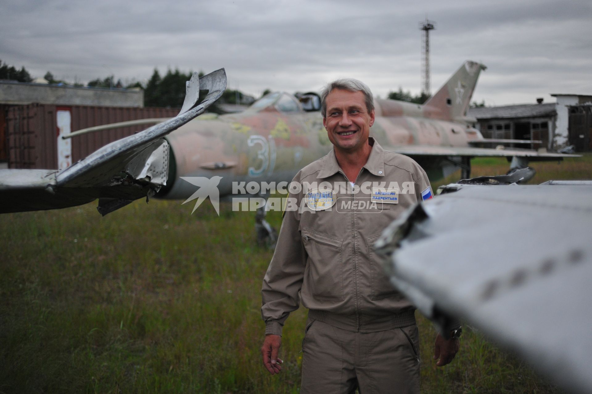 Магадан. Старый аэропорт Магадан-13. Командир второго самолета Валентин Лаврентьев, прибывший на самолете времен Великой Отечественной войны (ВОВ) Douglas DC-3 и совершивший перелет `Аляска - Сибирь-2015` через Берингов пролив. Алсиб - авиатрасса, по которой в рамках ленд-лиза поставлялись военные самолеты из США в СССР во время ВОВ.