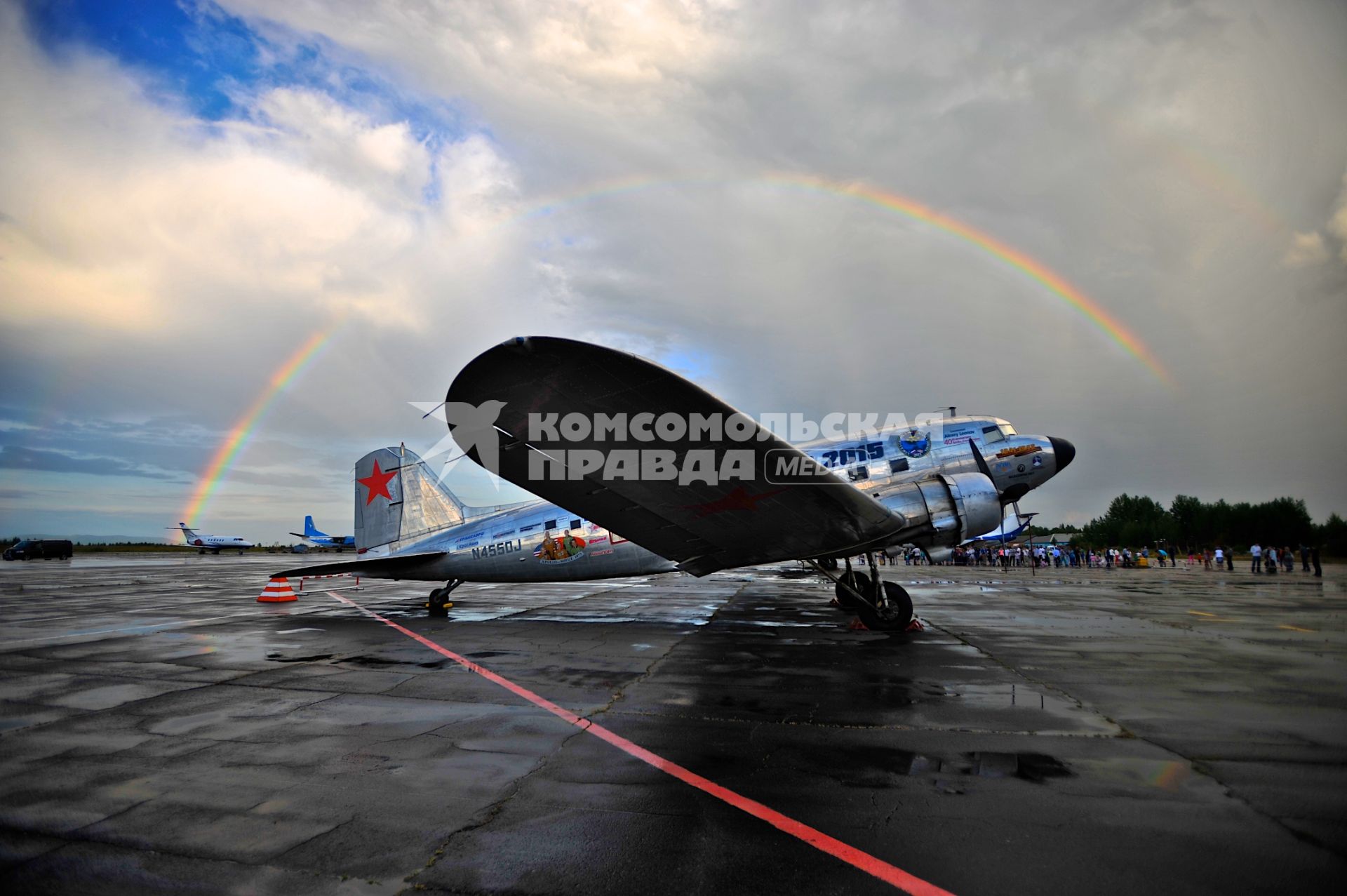 Братск. Самолет времен Великой Отечественной войны (ВОВ) Douglas DC-3, совершивший перелет `Аляска - Сибирь-2015` через Берингов пролив. Алсиб - авиатрасса, по которой в рамках ленд-лиза поставлялись военные самолеты из США в СССР во время ВОВ.