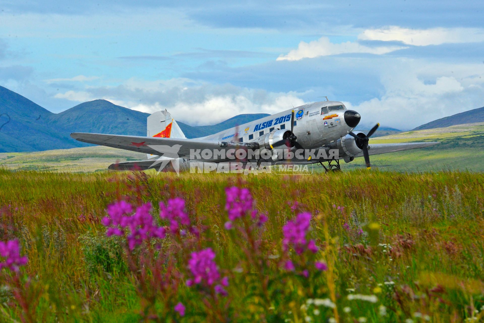 Анадырь. Самолет времен Великой Отечественной войны (ВОВ) Douglas DC-3, совершивший перелет `Аляска - Сибирь-2015` через Берингов пролив, в аэропорту. Алсиб - авиатрасса, по которой в рамках ленд-лиза поставлялись военные самолеты из США в СССР во время ВОВ.