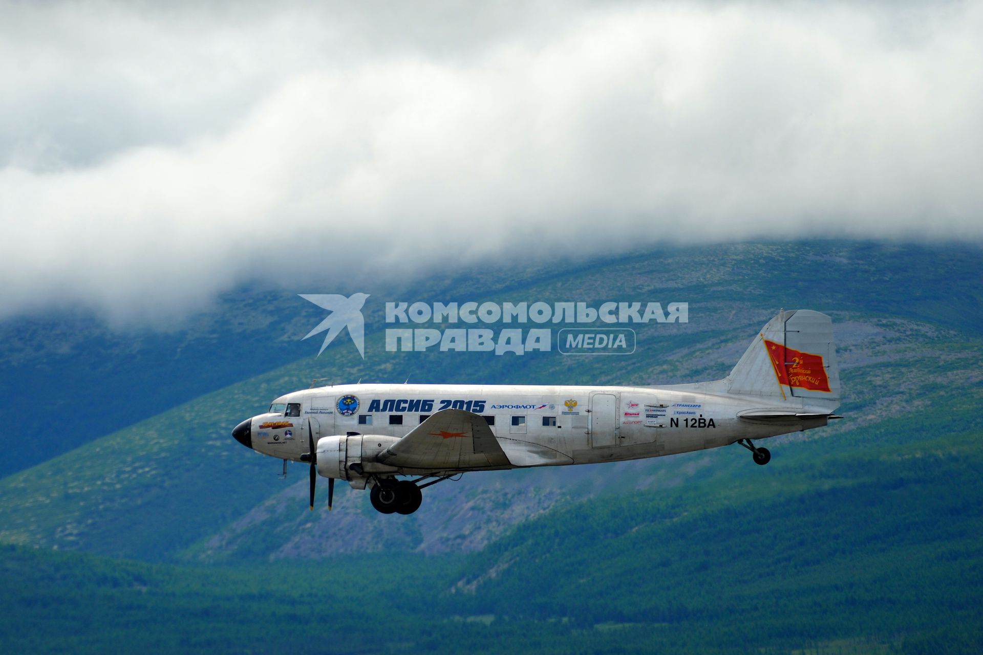 Магадан. Самолет времен Великой Отечественной войны (ВОВ) Douglas DC-3, совершивший перелет `Аляска - Сибирь-2015` через Берингов пролив, вылетел из аэропорта. Алсиб - авиатрасса, по которой в рамках ленд-лиза поставлялись военные самолеты из США в СССР во время ВОВ.